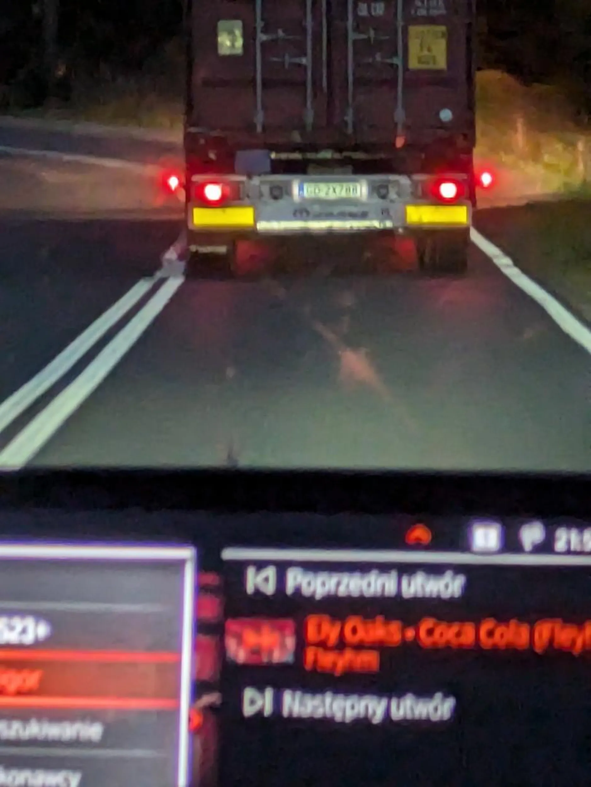 Jedzie środkiem drogi