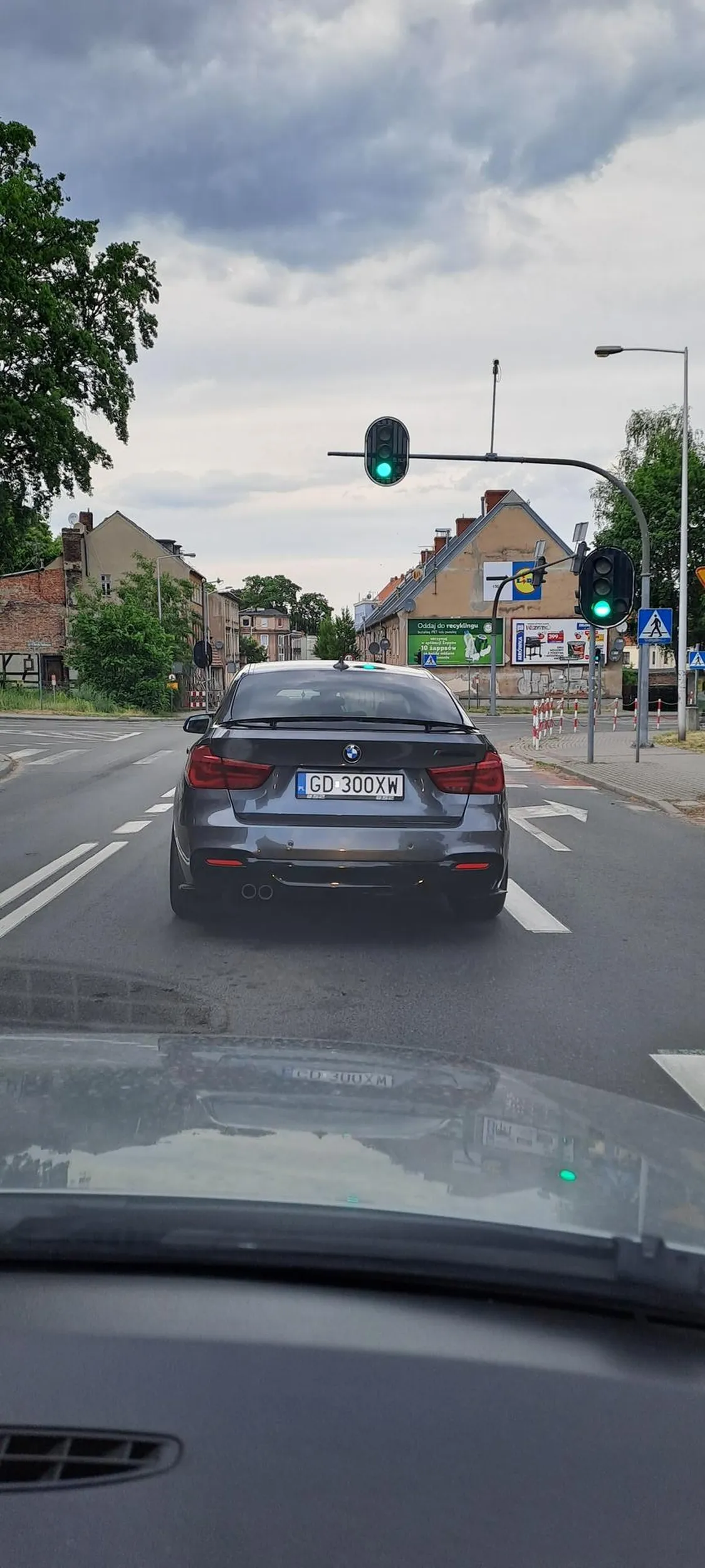 Witamy w Zielonej Górze! Podwójna ciągła 30 ograniczenie ale trzeba się wykazać. Pomachaliśmy i zrobiliśmy zdjęcia...policja czy ogólne przeprosiny? Bo pod palmiarnią rura zmiękła!
