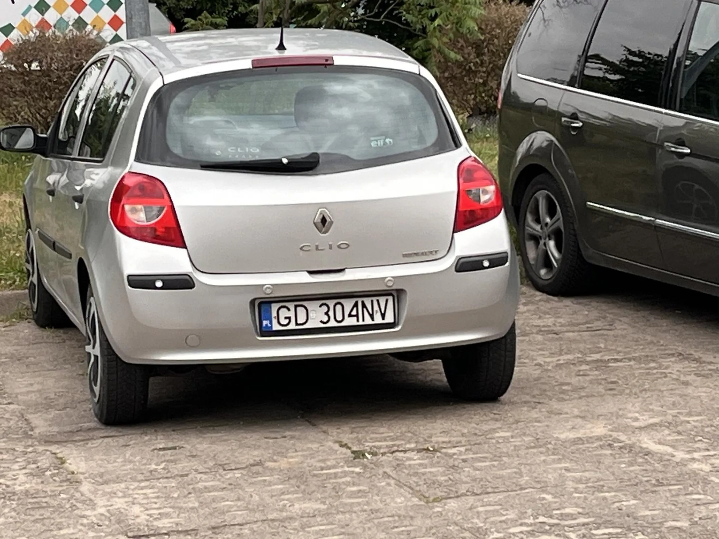 Szoszonska szmata nie wie że rowerzysta może jechać po jezdni kiedy obok nie ma drogi dla rowerów. Kurwiszona należałoby wybatożyć lub odesłać na front wschodni.
