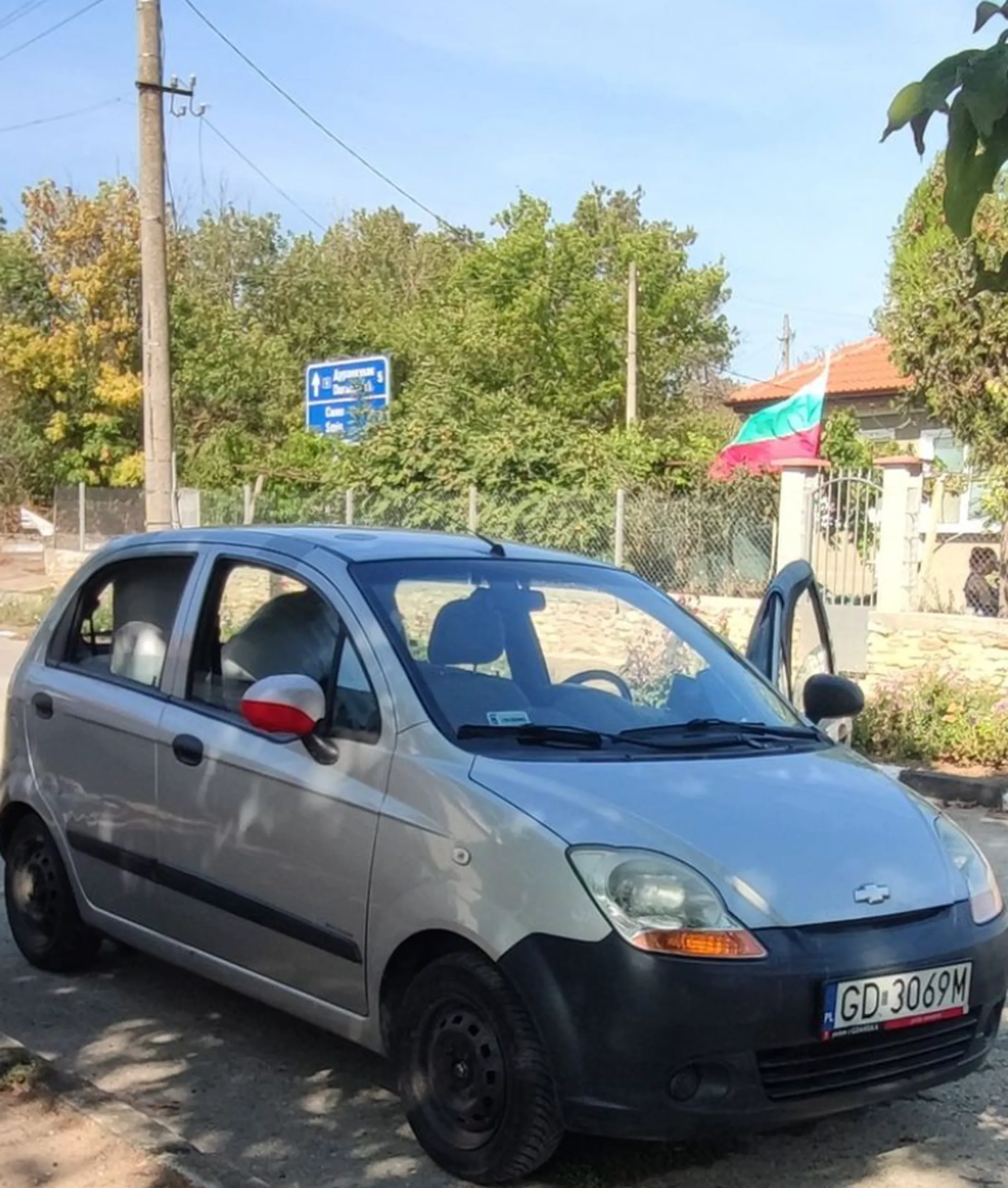 Stary dziad na ulicy parkuje