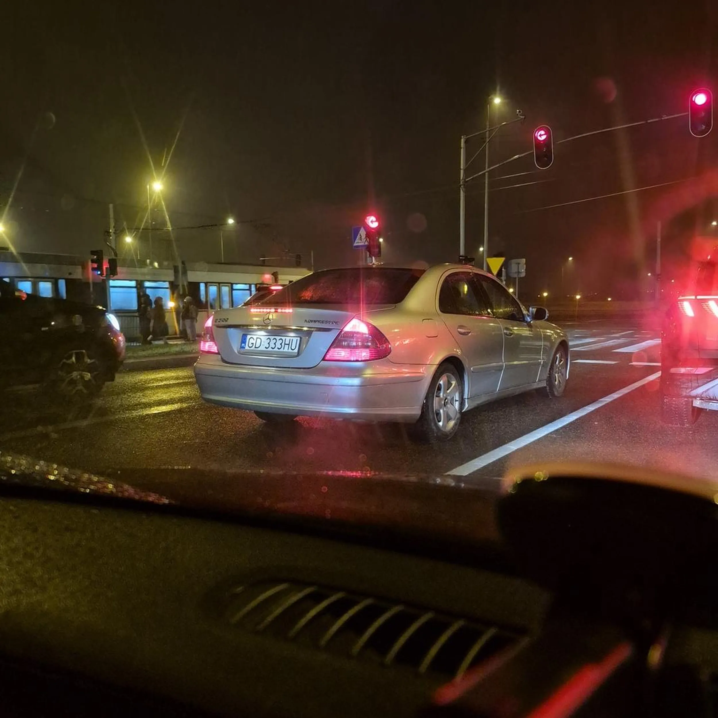 No stary dziad, jak nie umie jeździć to niech prawojazdy odda. Wymusza pierwszeństwo, zmienia pas ruchu nie patrząc w lusterka, a jak się na niego zatrabi to hamuje przed maską. Masakra