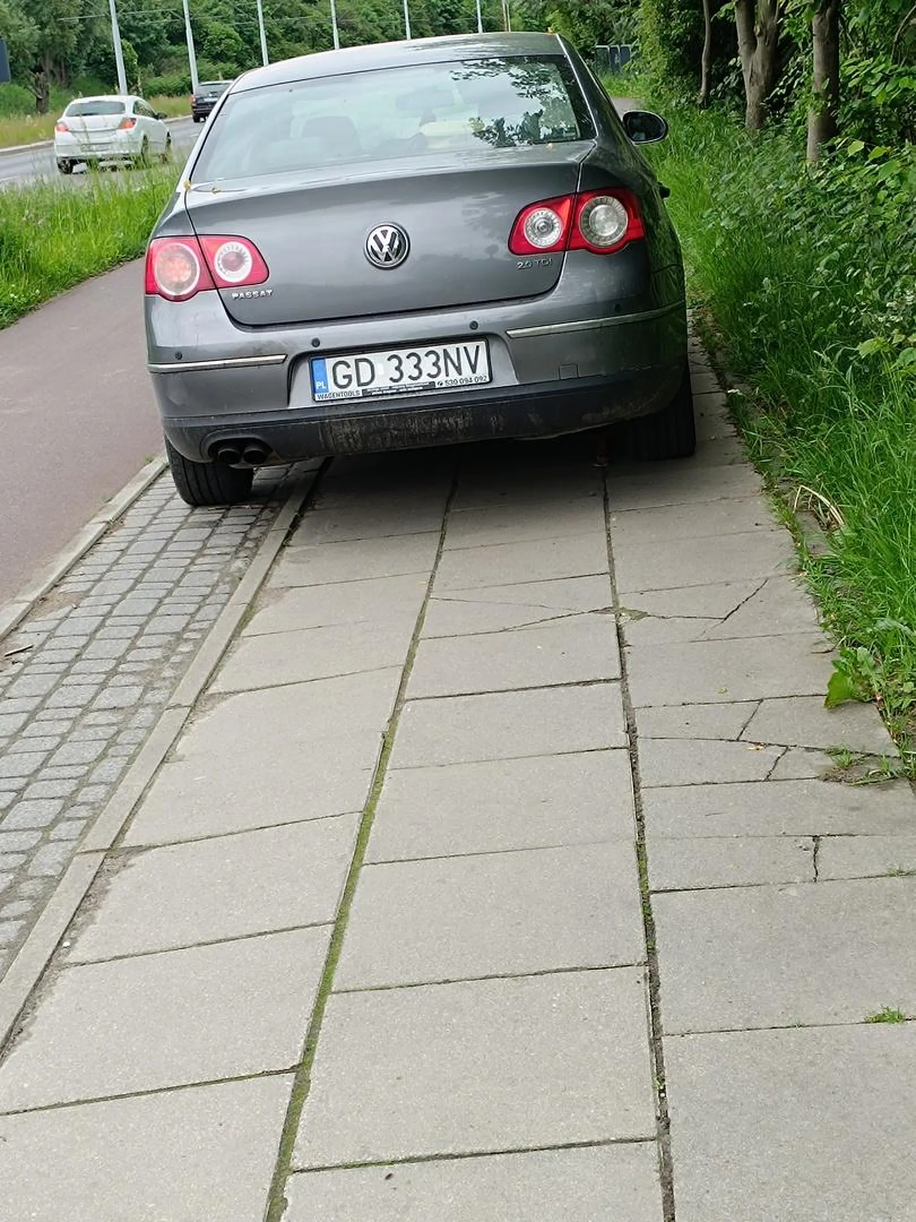 Trochę pomysłu w głowie kierowco lub oddaj prawo jazdy gdy zasuwam na drodze rowerowej ludzie muszą przez nią przez ciebie przechodzić a nie powinni tam chodzić a tak samo ty nie powinneś zastawić całego chodnika już pomijam fakt że nie powinneś tam parkować zdjęcie ląduję też na stronie "uprzejmiedonosze "