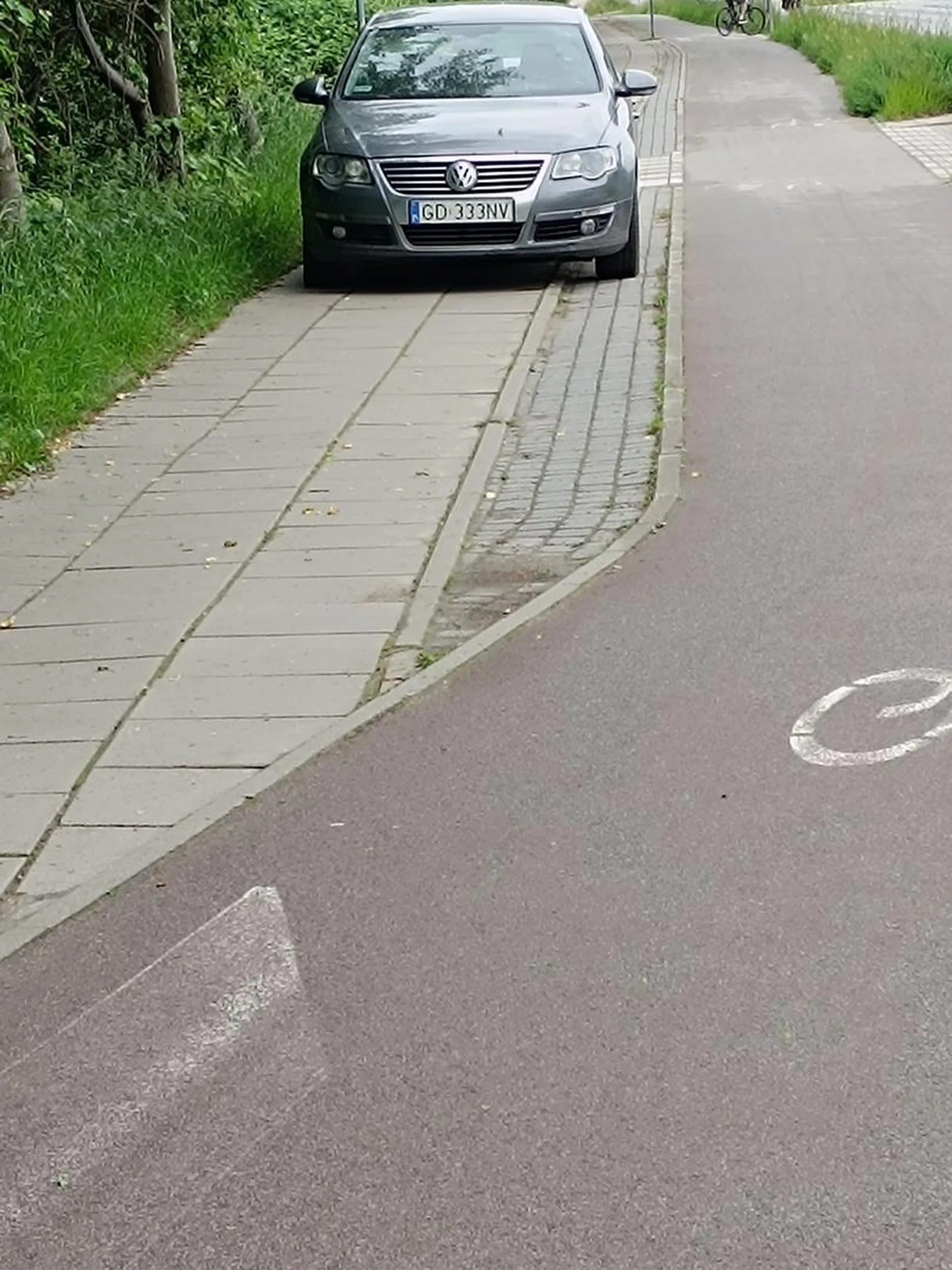 Trochę pomysłu w głowie kierowco lub oddaj prawo jazdy gdy zasuwam na drodze rowerowej ludzie muszą przez nią przez ciebie przechodzić a nie powinni tam chodzić a tak samo ty nie powinneś zastawić całego chodnika już pomijam fakt że nie powinneś tam parkować zdjęcie ląduję też na stronie "uprzejmiedonosze "