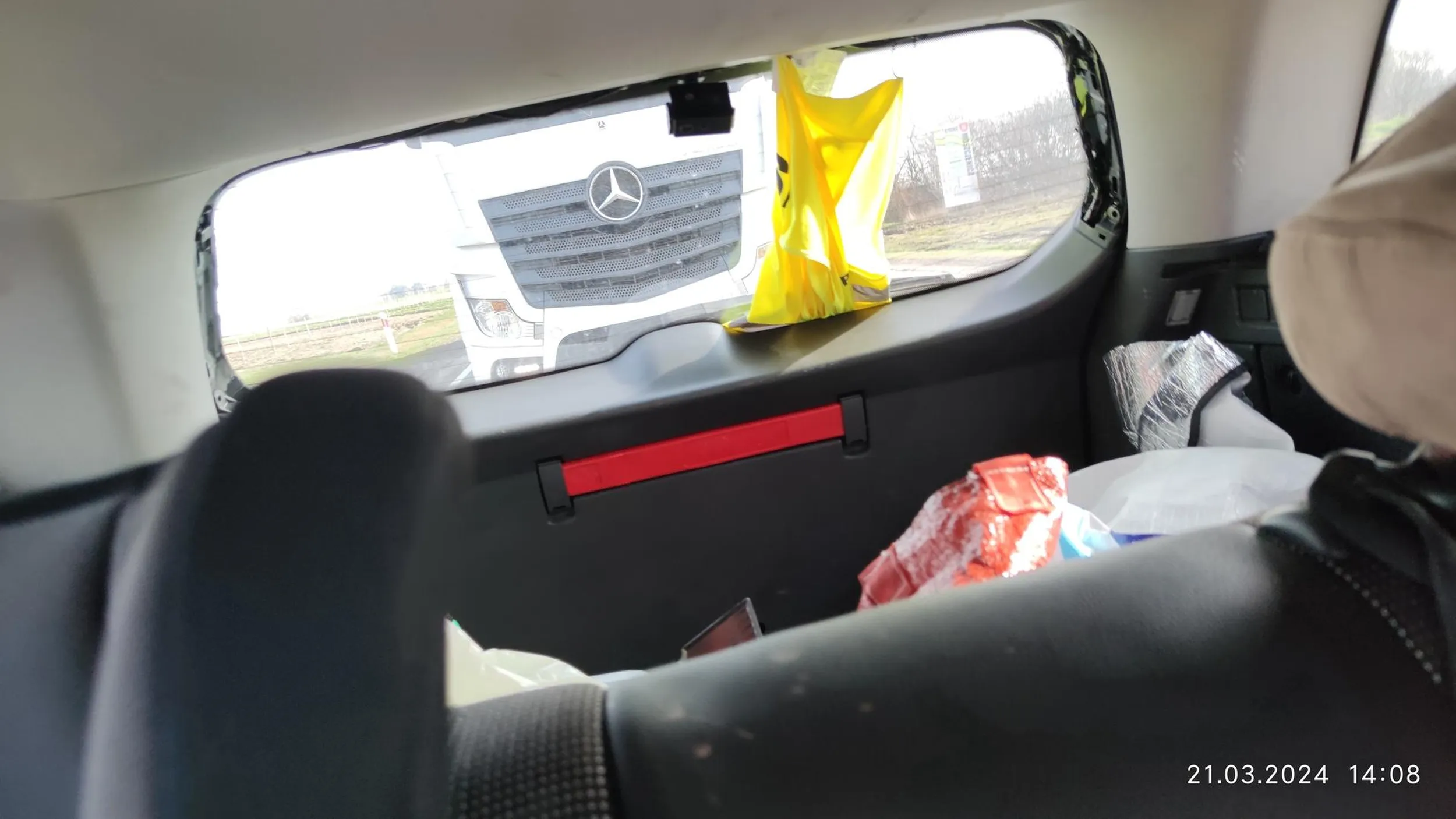 Jechałem dosyć wolno, przepisowo, zabudowany. Złapało go czerwone w Srocku łódzkie. Wściekł się i za 2 min grzejąc ponad 100 km/h po zabudowanym dogonił mnie, siedział na zderzaku, trąbił i próbował wyprzedzać na ciągłej. Nie wyprzedził bo z naprzeciwka jedno auto jechało.  100 m przedemną był korek bo protesty rolników, prędkość około 80 km/h.