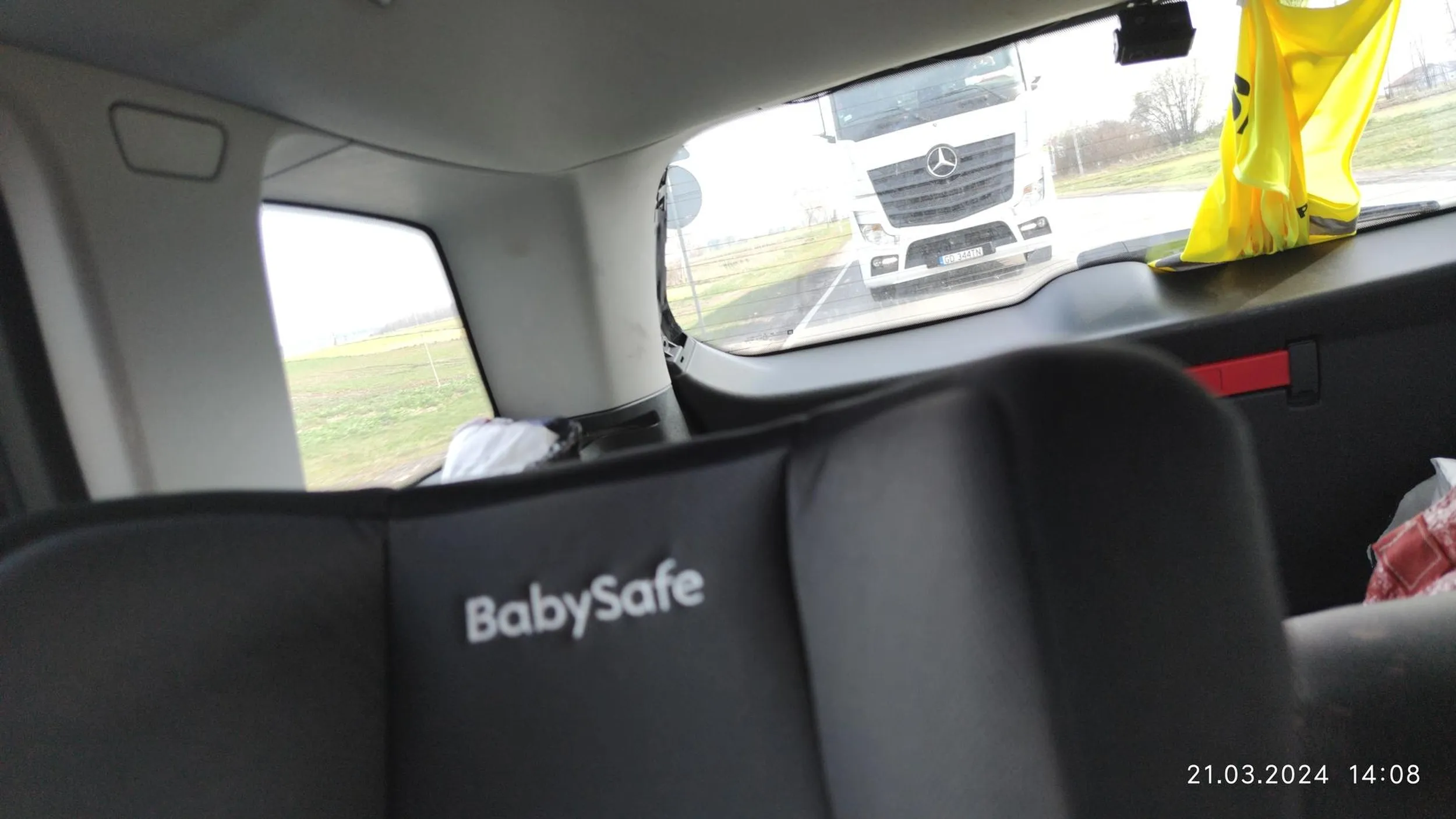 Jechałem dosyć wolno, przepisowo, zabudowany. Złapało go czerwone w Srocku łódzkie. Wściekł się i za 2 min grzejąc ponad 100 km/h po zabudowanym dogonił mnie, siedział na zderzaku, trąbił i próbował wyprzedzać na ciągłej. Nie wyprzedził bo z naprzeciwka jedno auto jechało.  100 m przedemną był korek bo protesty rolników, prędkość około 80 km/h.