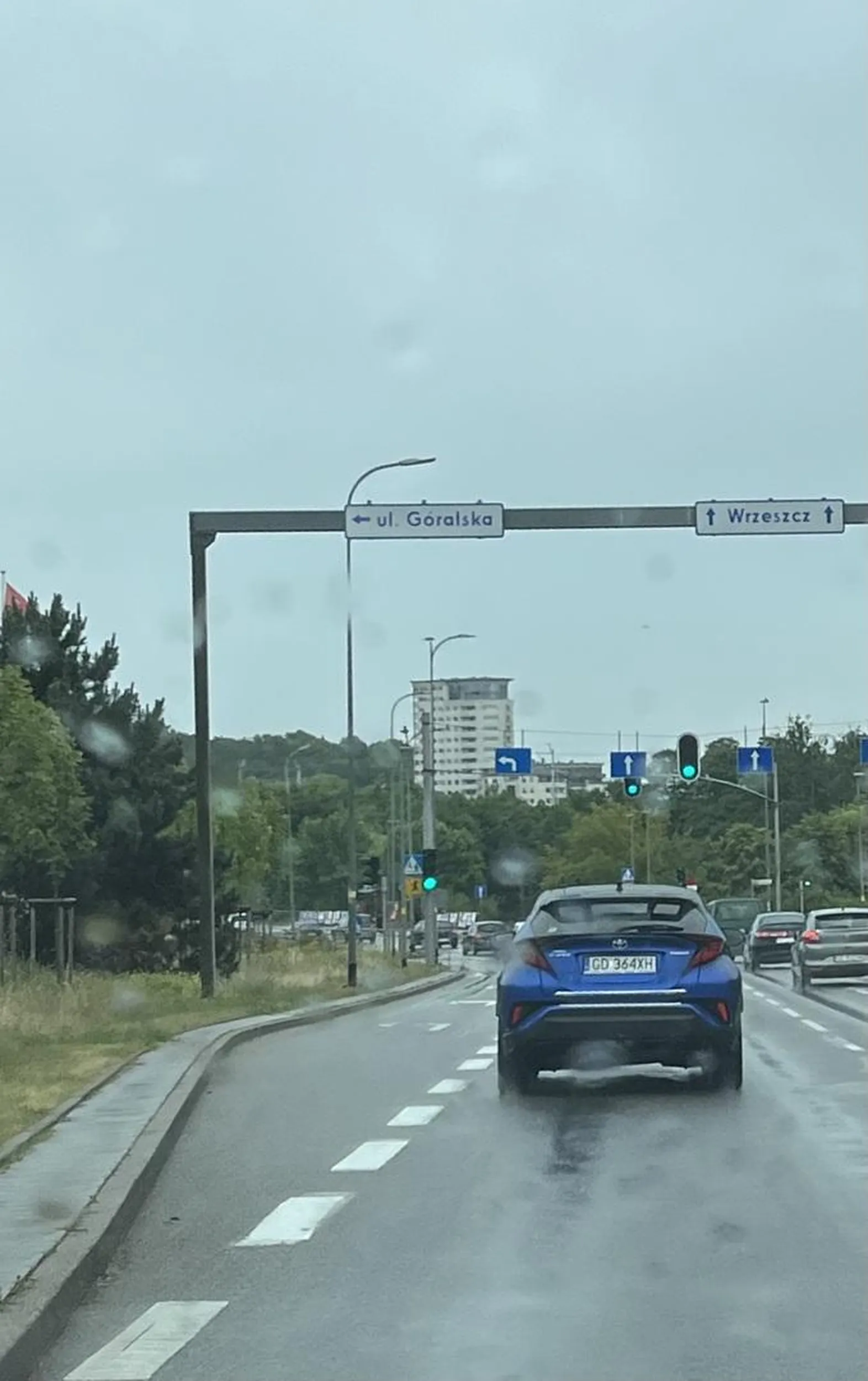 Światło zmienia się na zielone, po 0.00001 sekundzie chłop trąbi a później jeździ obok machając tymi brudnymi łapami. Jadąc za nim hamuje awaryjnie żeby chyba wyłudzić odszkodowanie hahaha pewnie biedota. Chłopie zbadaj się czy nie masz nadciśnienia po coś cię ciśnie xddd. Może akurat sranie dziś