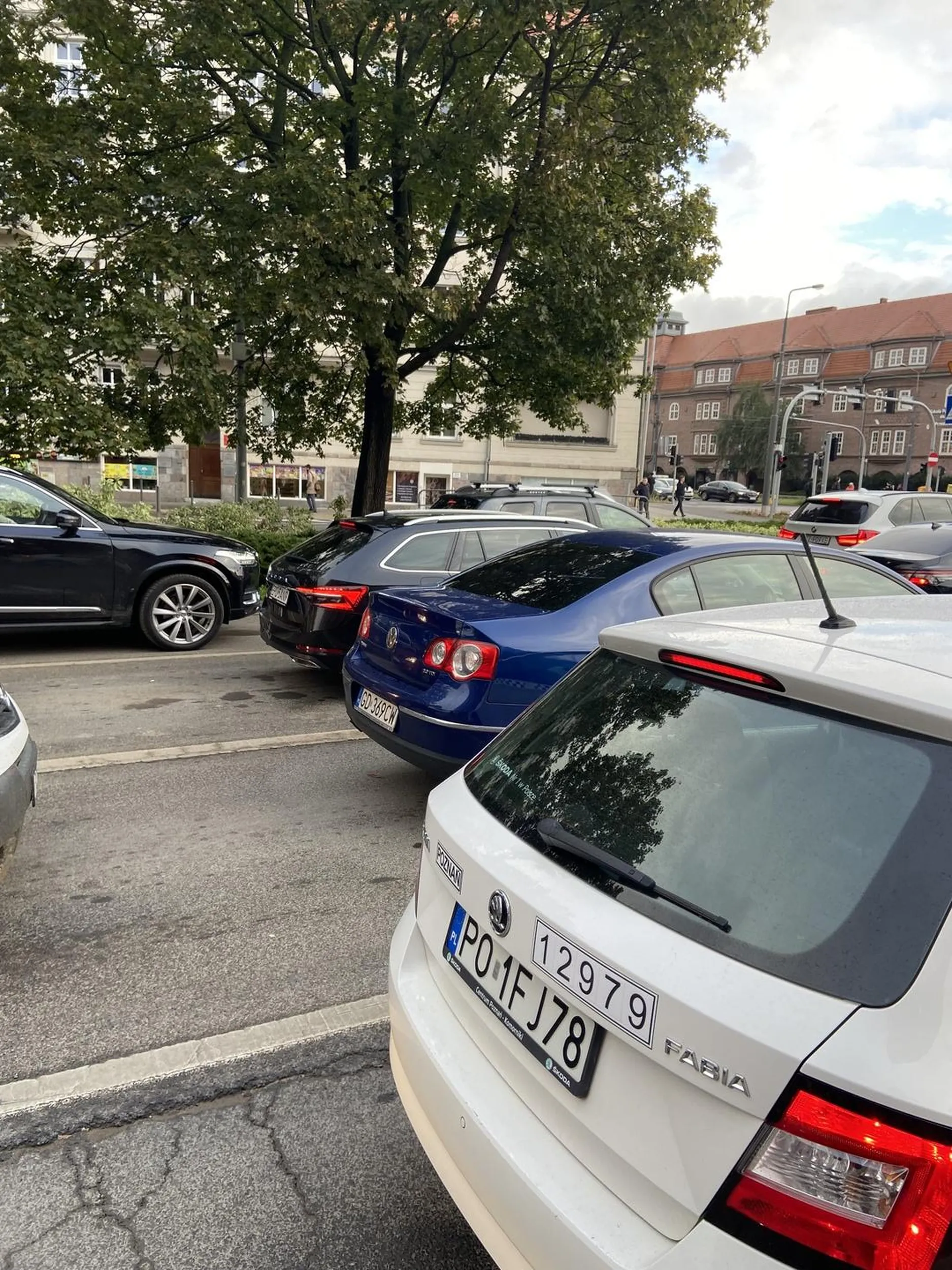 Pozdrawiam kierowcę Passata jadącego BUSpasem DOP przeznaczonym dla autobusów, taksówek, samochodów elektrycznych, ROWERÓW na ulicy Garbary w Poznaniu który spycha rowerzystę z drogi i go otrabia żeby mu zjechać z BUSpasa. Naucz się przepisów i patrz na znaki zanim spowodujesz wypadek i będziesz się kłócił nie mając racji. Ta droga nie jest dla Ciebie.