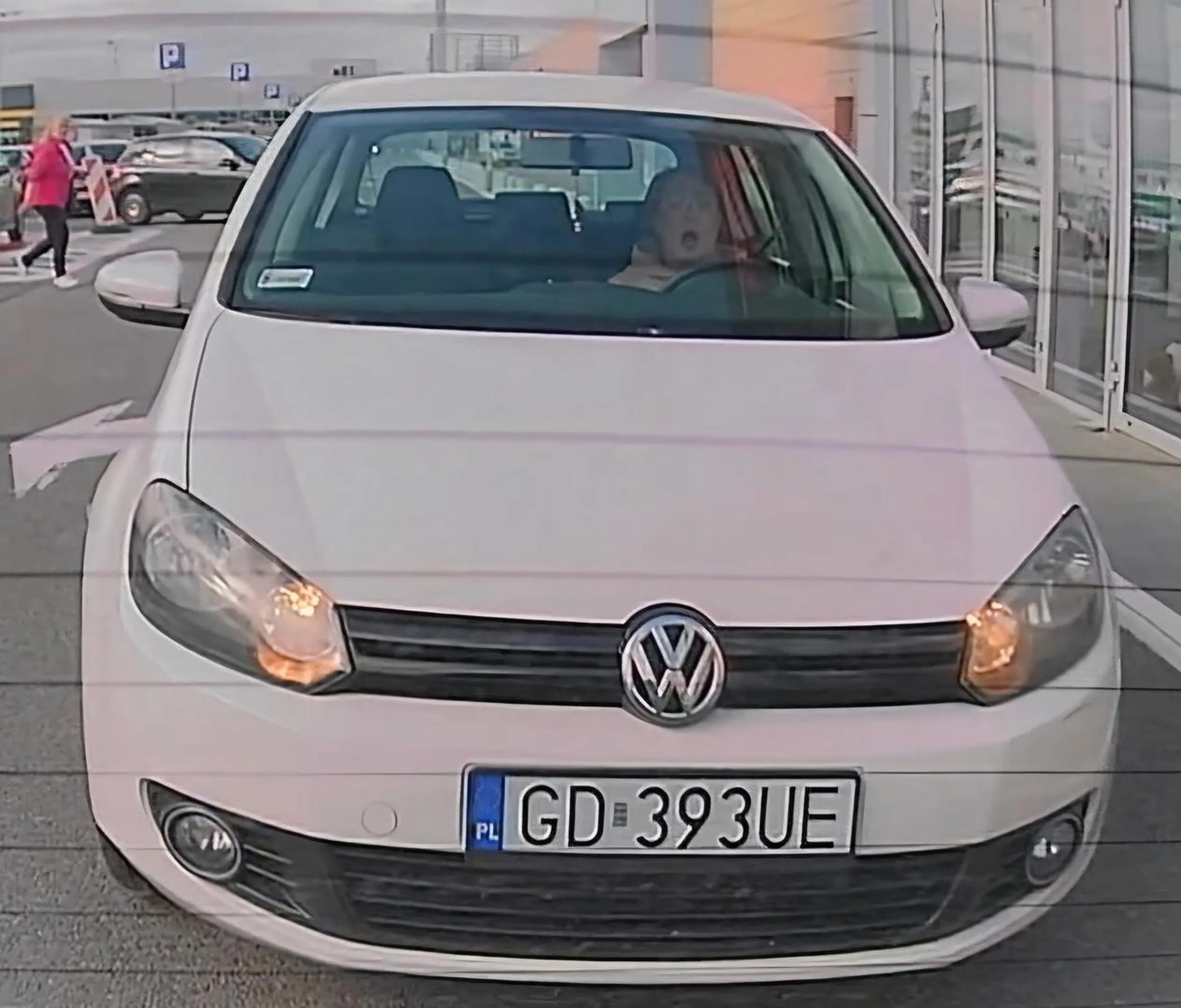 Zapierdala po parkingu jak na autostradzie i jeszcze sie pruje