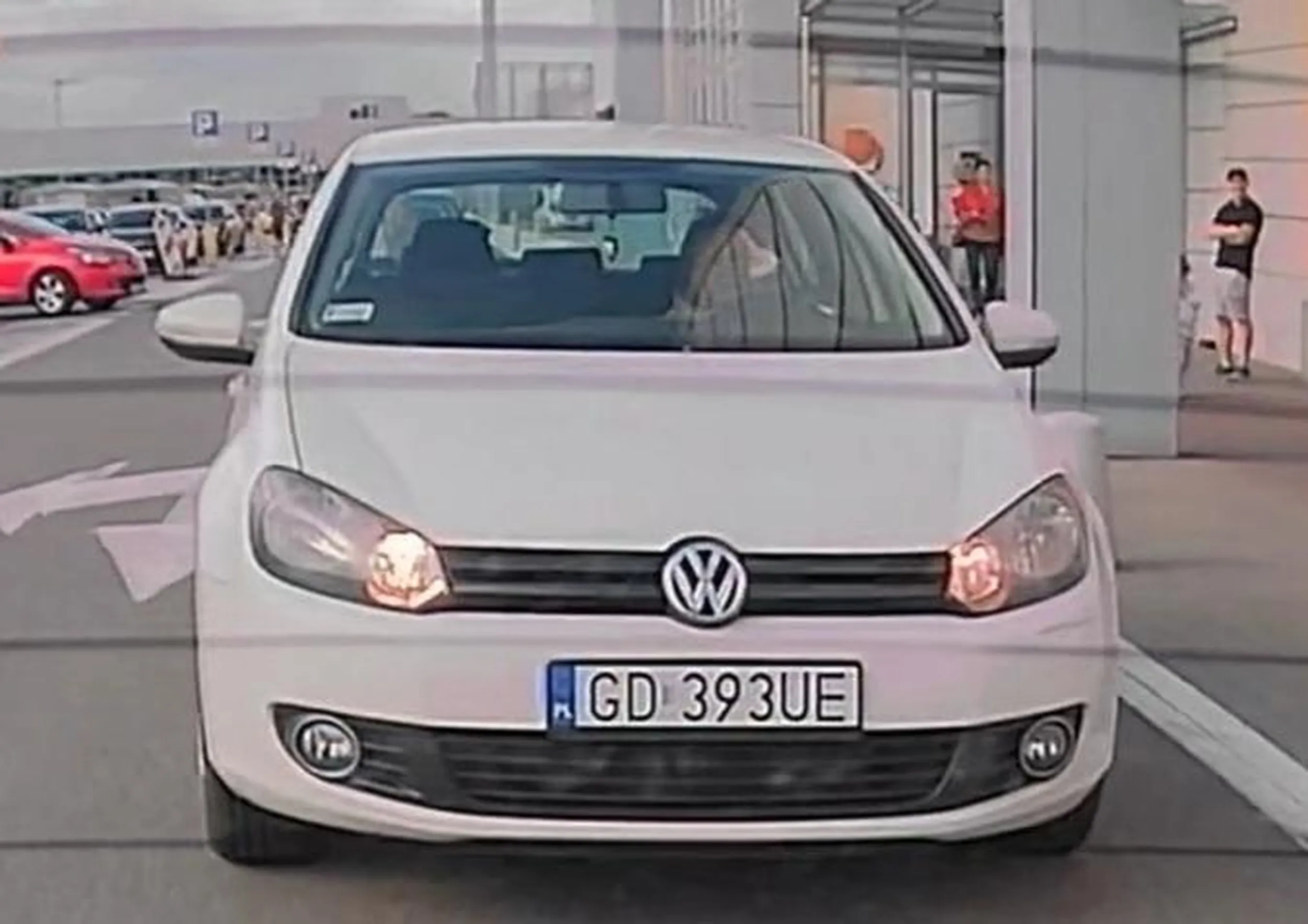 Zapierdala po parkingu jak na autostradzie i jeszcze sie pruje