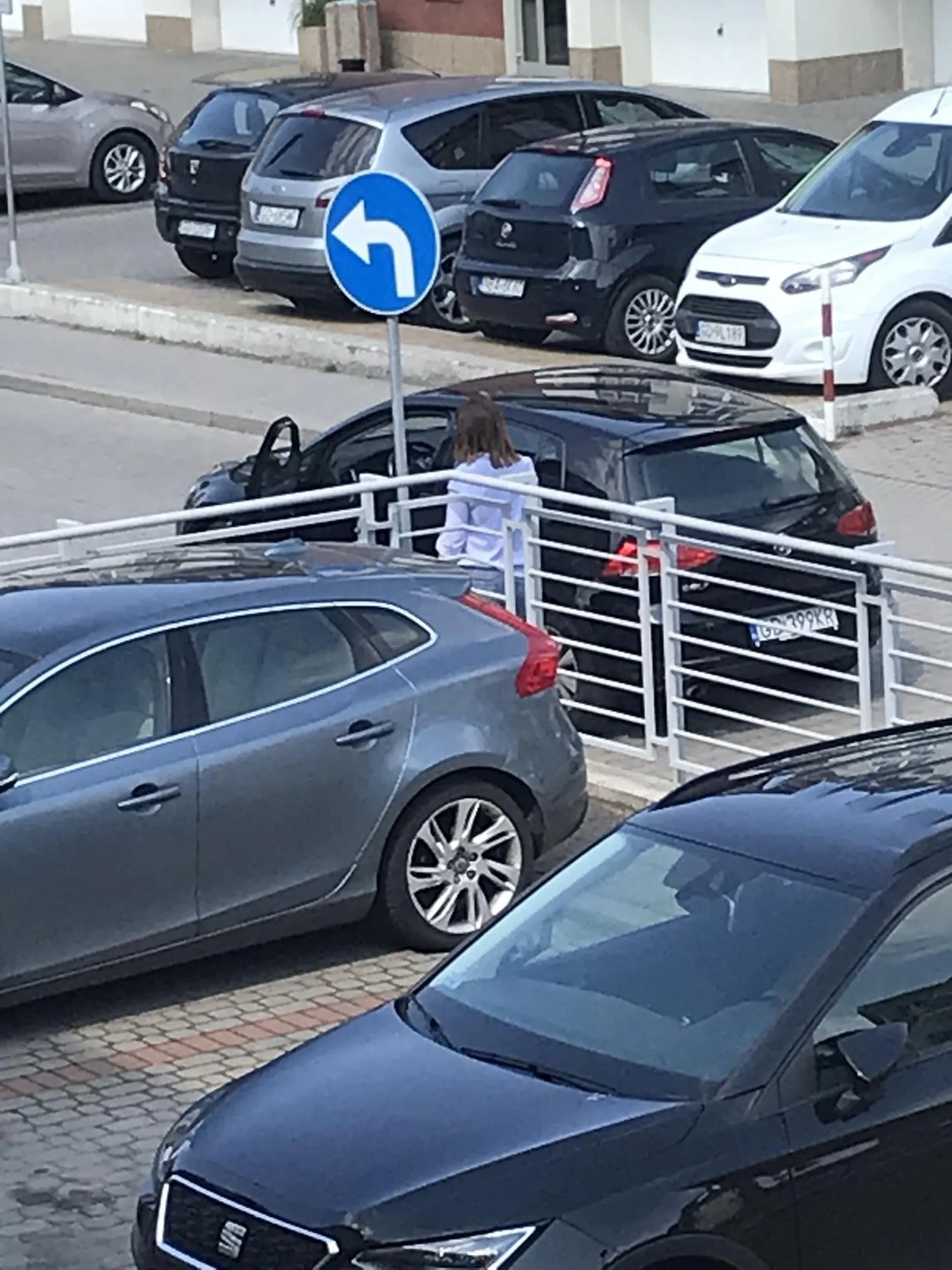 Pani z golfa stanęła niemal na łuku wjazdu/wyjazdu z parkingu pod blokiem, gdzie parkują mieszkańcy z identyfikatorami. Było kilka wolnych miejsc parkingowych, jednak to Pani nie skusiło. Za to z zaciekłością kłóciła się z kobietą kierującą autem, która ją obtrąbiła i prosiła by chociaż zaparkowała na wolnym miejscu. Delikwentka wycofała na główną ulicę osiedla, zablokowała wjazd na parking, wysiadła i zaczęła się kłócić z kobietą z drugiego pojazdu, która ją obtrąbiła. Tłumaczenie typu: „ja tylko na chwilkę” jest doskonale znane na osiedlu. Ludzie nie mają wyobraźni. Nie dojedzie karetka czy straż pożarna, bo pani przyjechała „na chwilkę”.