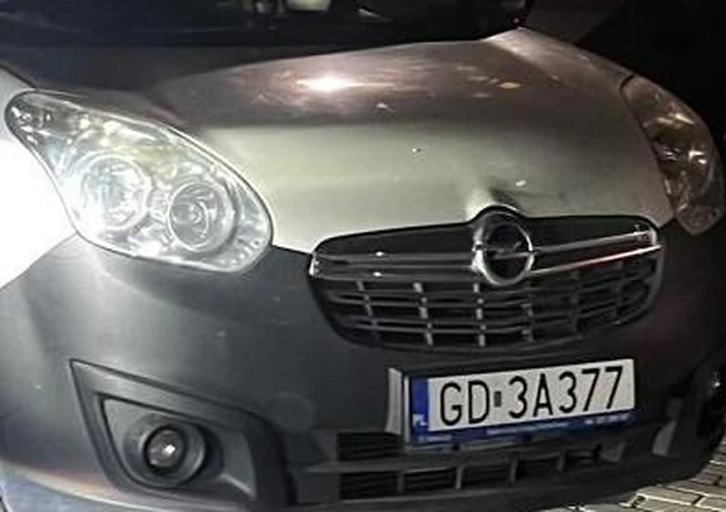 stary imbecyl, cham i prostak. nie rozumie jak sie do niego cos mówi - od razu z łapami do twojego auta idzie głupi tępak. nie ma szans na porozumienie ze starym, tępym grzybem