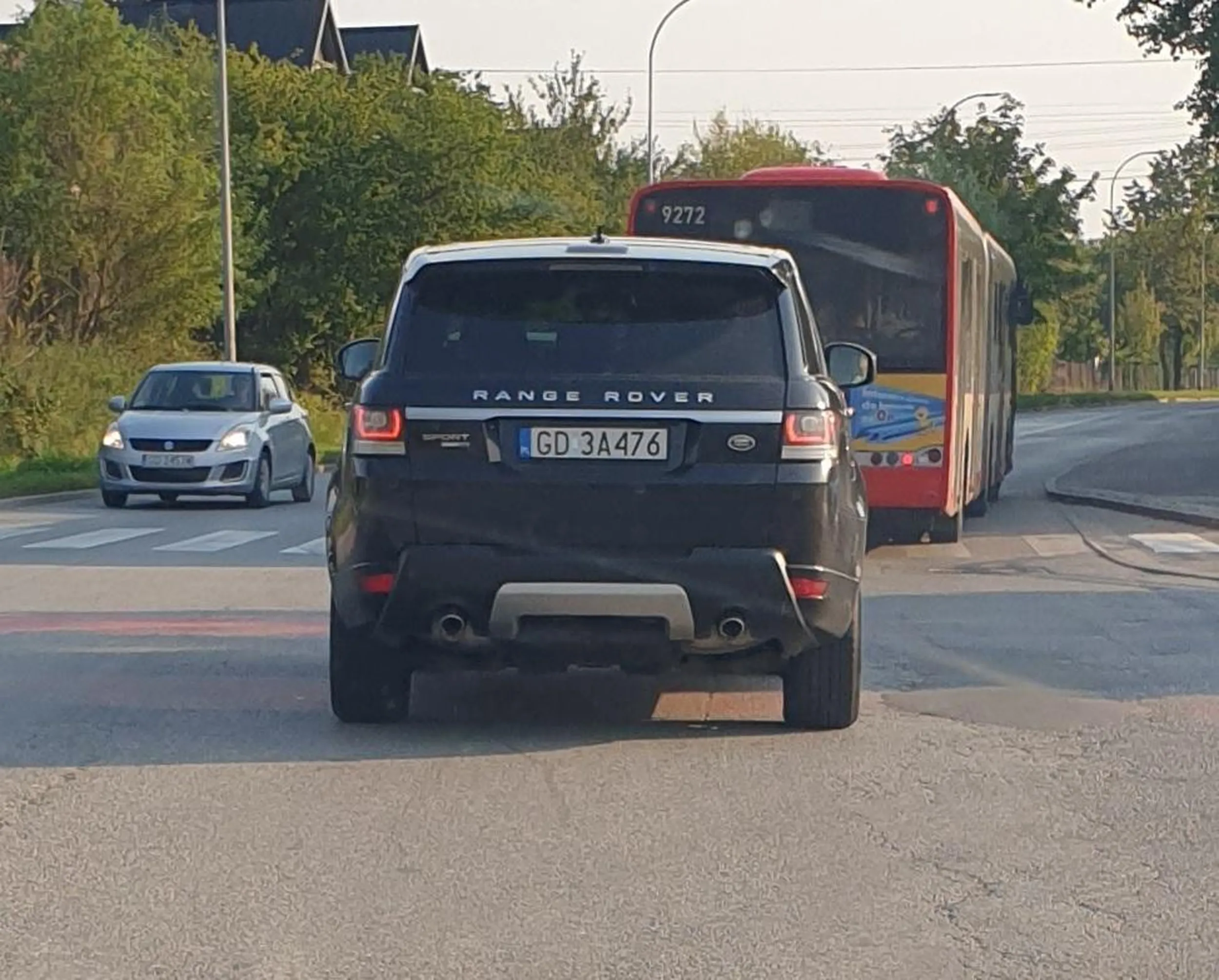 16.09.2024: rondo na Budowlanych, z pasa wewnętrznego zjazd zewnętrznym przez plastikowe zapory oddzielające pasy. Gdybym nie zahamował byłaby stłuczka. Film z rejestratora przesyłam na policję, więc się zobaczymy osobiście.