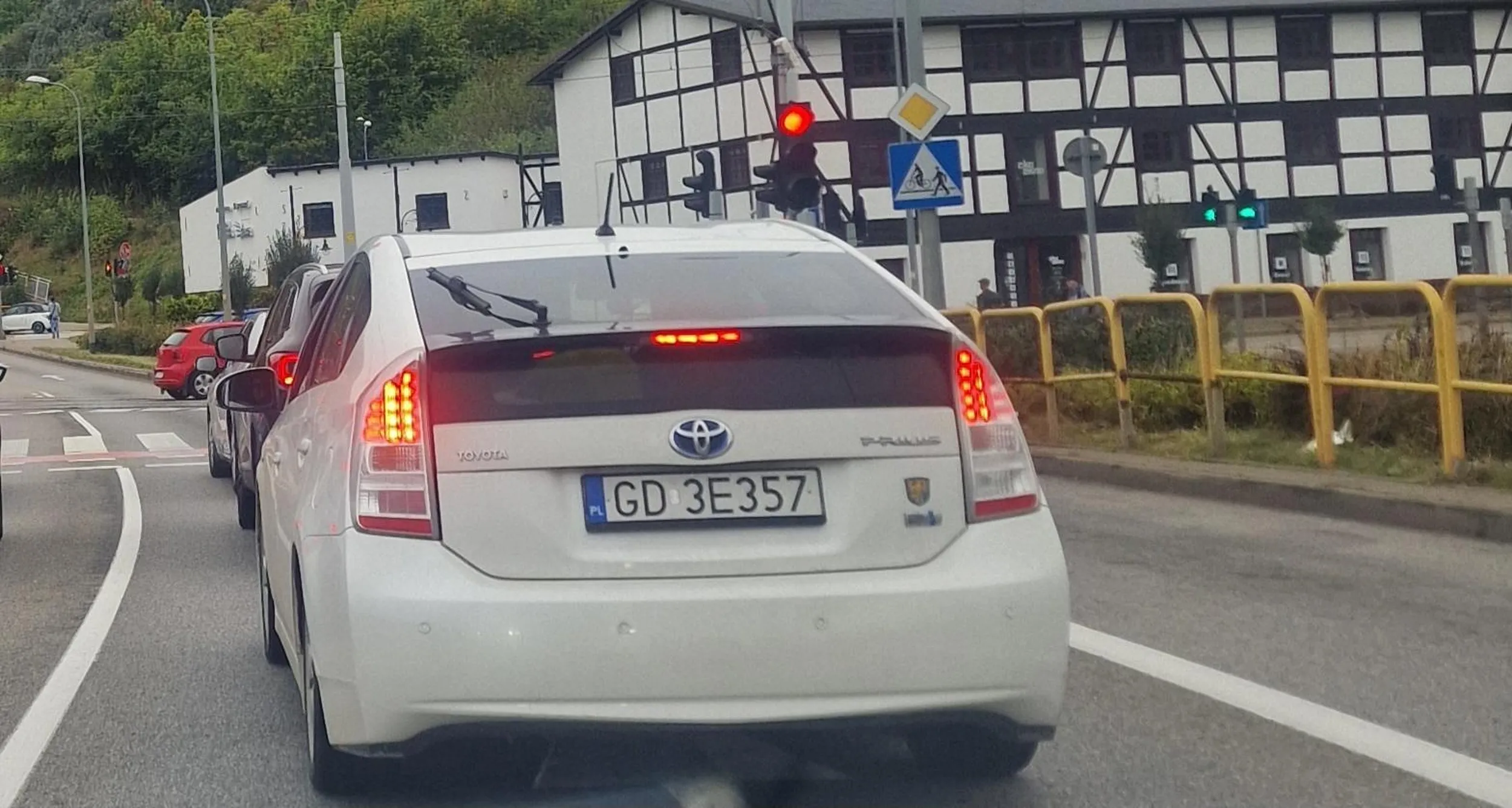 Kierowca, ciemnoskory, wieczorem jezdzi w ciemnych okularach, zaciagnietym na pusty łeb kapturem. Czerwone światło to tylko kolor, kierunkowskazy ma zepsute, autem jezdzi jakaś ciapacka patologia. Uwazajcie na nich