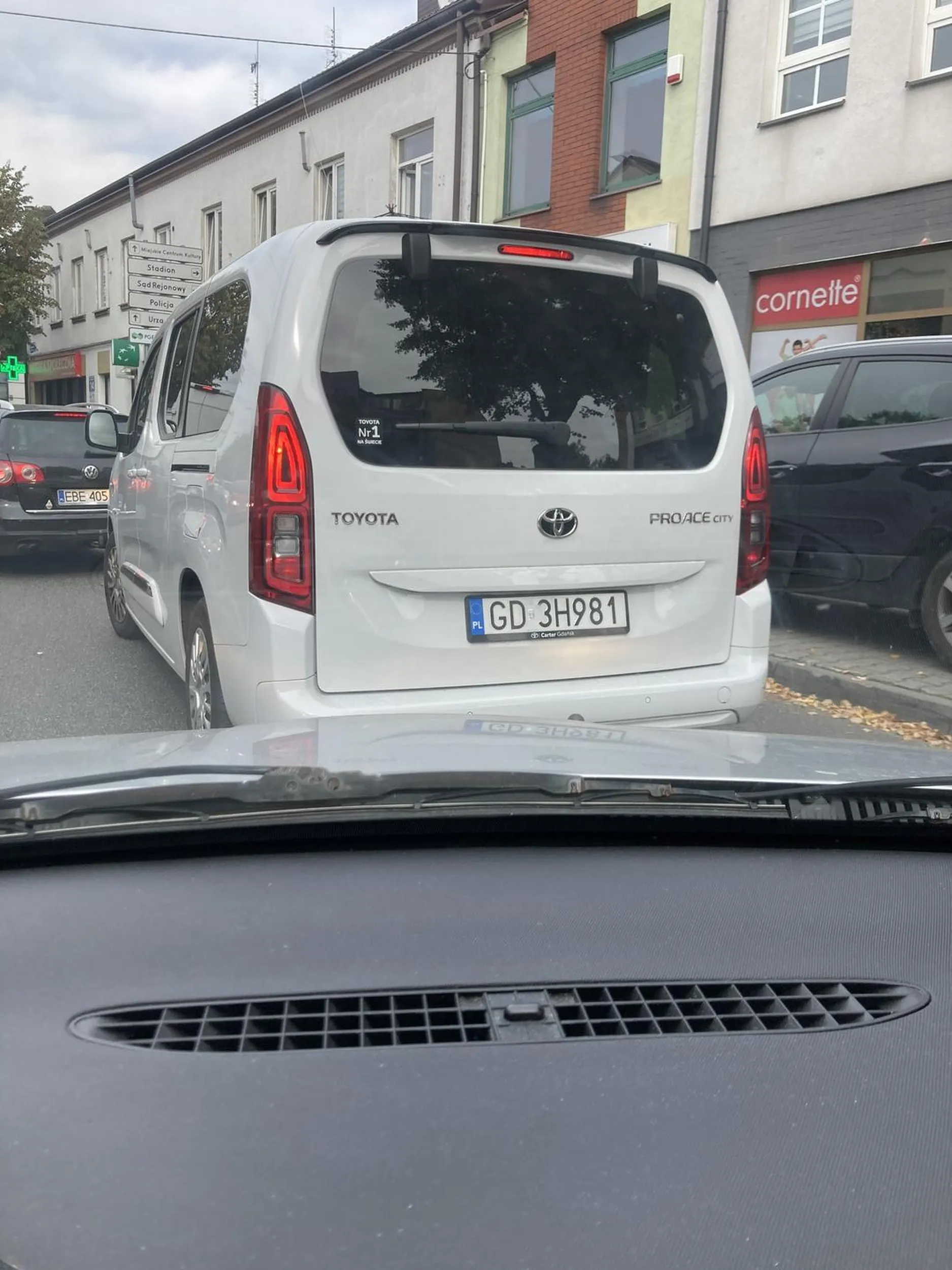 Wymusza pierwszeństwo, wyjeżdżając z przystanku autobusowego