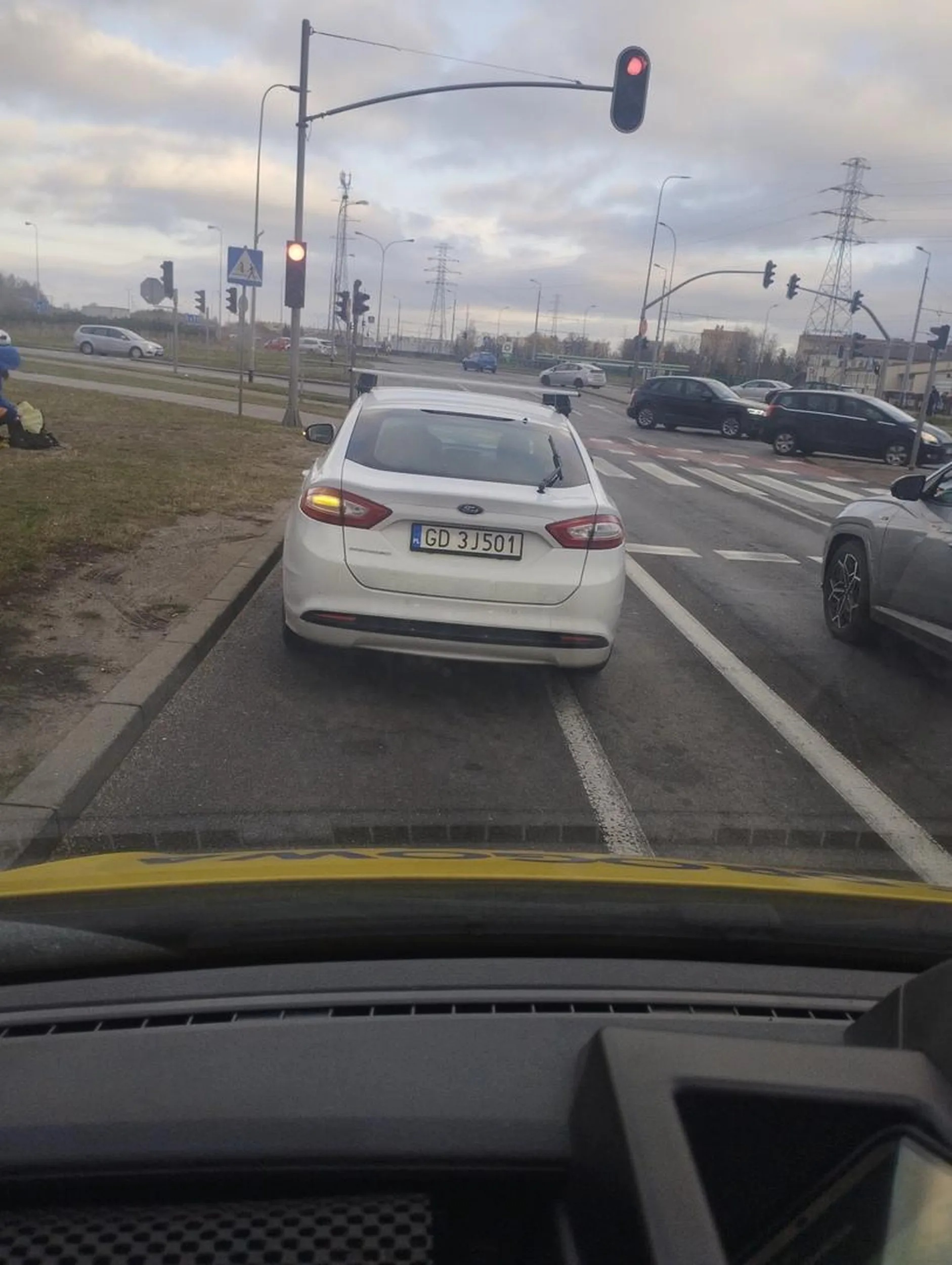 Celowe hamowanie na lewym pasie armii krajowej w Gdańsku, wleczenie się. Gdy 3 samochody chciały go wyprzedzić prawym pasem - gwałtownie przyspieszał i zwalniał.