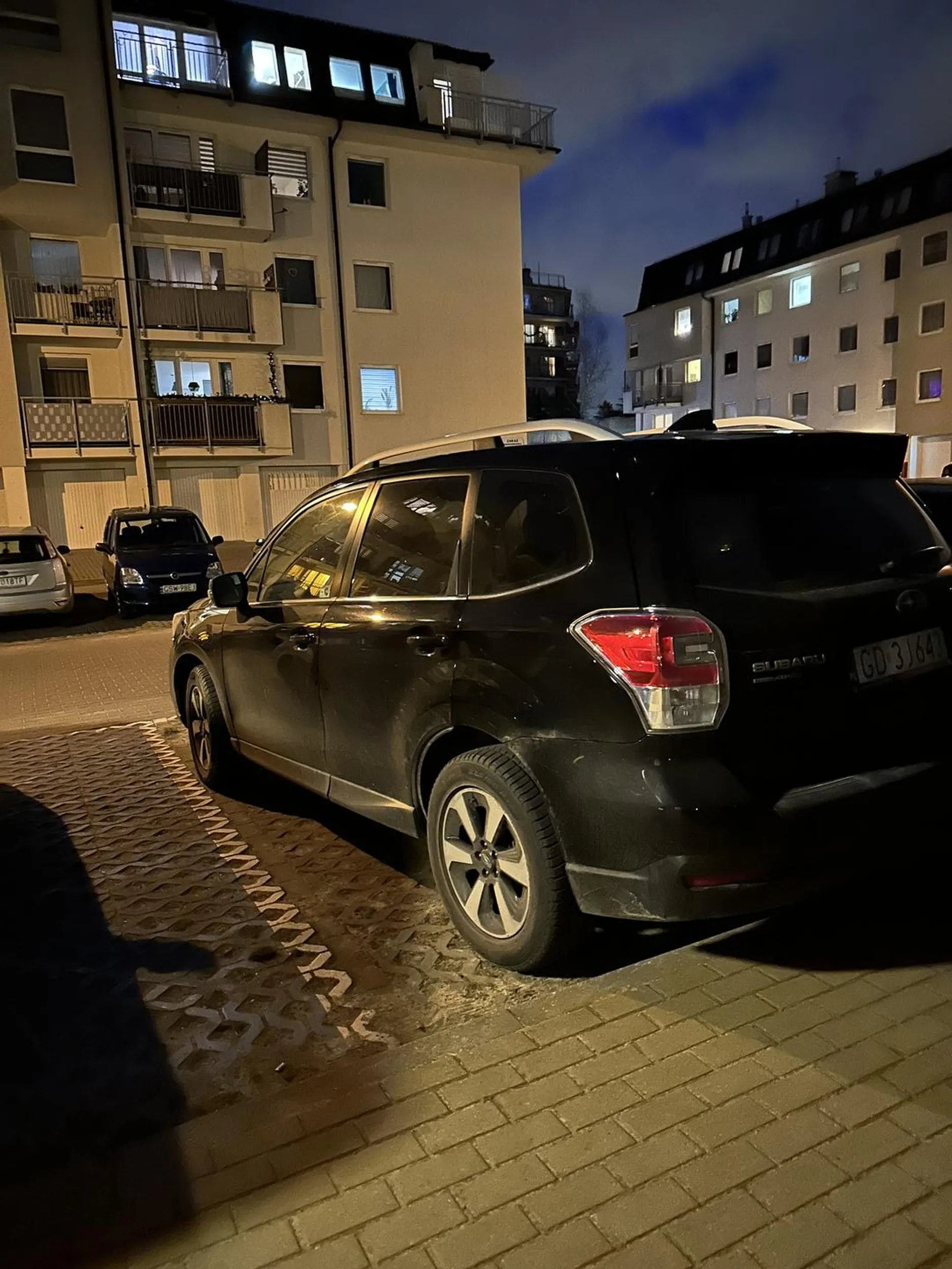 prawdziwy jeleń parkingowy zajmuje miejsca parkingowe innym osobom