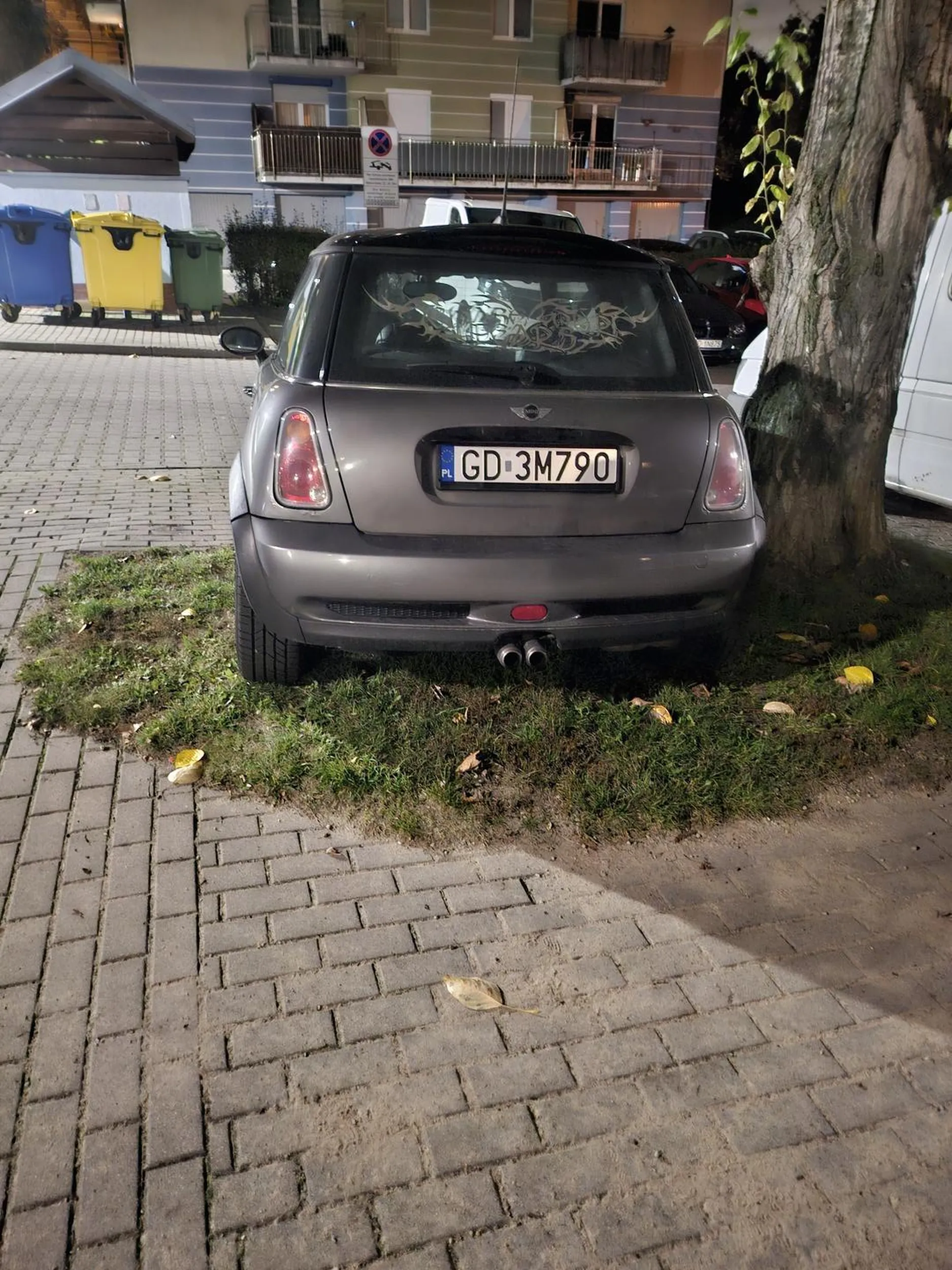 Parkuje na trawniku, jeździ bardzo szybko i pierdzi tym złomem po uliczkach osiedlowych