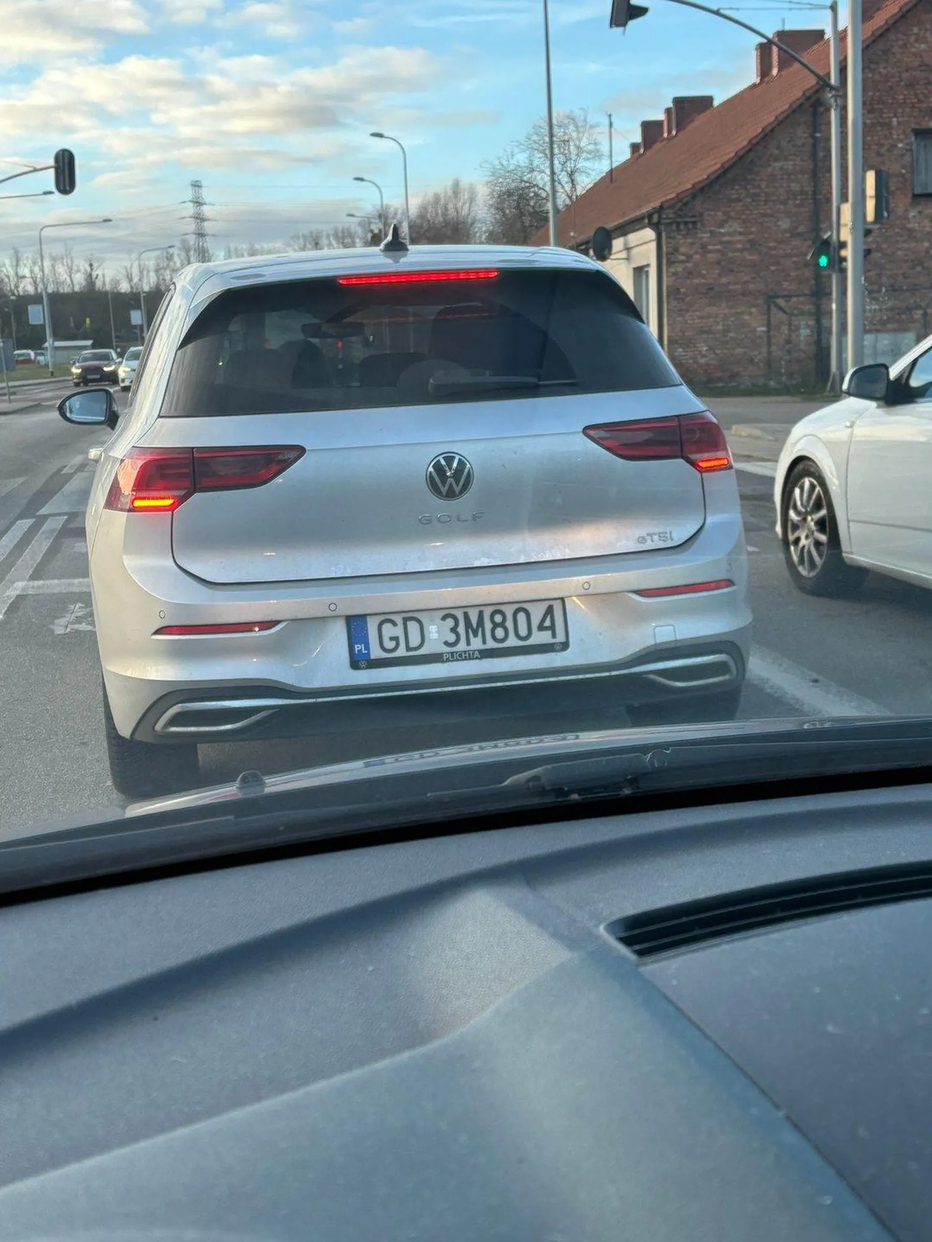 Sfrustrowana blondynka za kółkiem, która uważa, że pozjadała wszelkie rozumy. Wychodzi z samochodu i się awanturuje za zwrócenie uwagi klaksonem, że stoi w połowie pasa zjazdowego gapiąc się w telefon, gdzie samochody przed nią już dawno odjechały.
