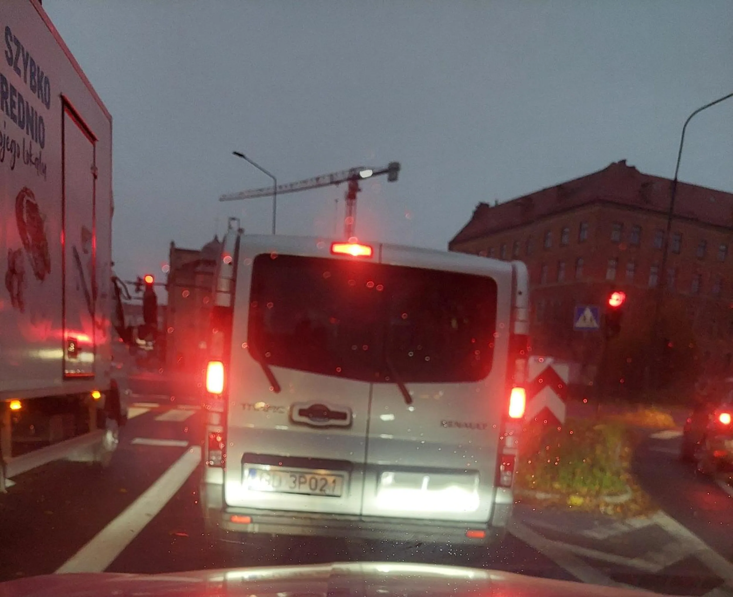 niestabilny emocjonalnie kierowca taksówki, lekko grubawy. Wyprzedza bez zachowania odstępów, macha rękami, nie sygnalizuje zmiany pasa, zatrzymuje się na parkingu kiss and ride i macha rękami, chyba chciał mnie pocałować bo biegł za moim autem.