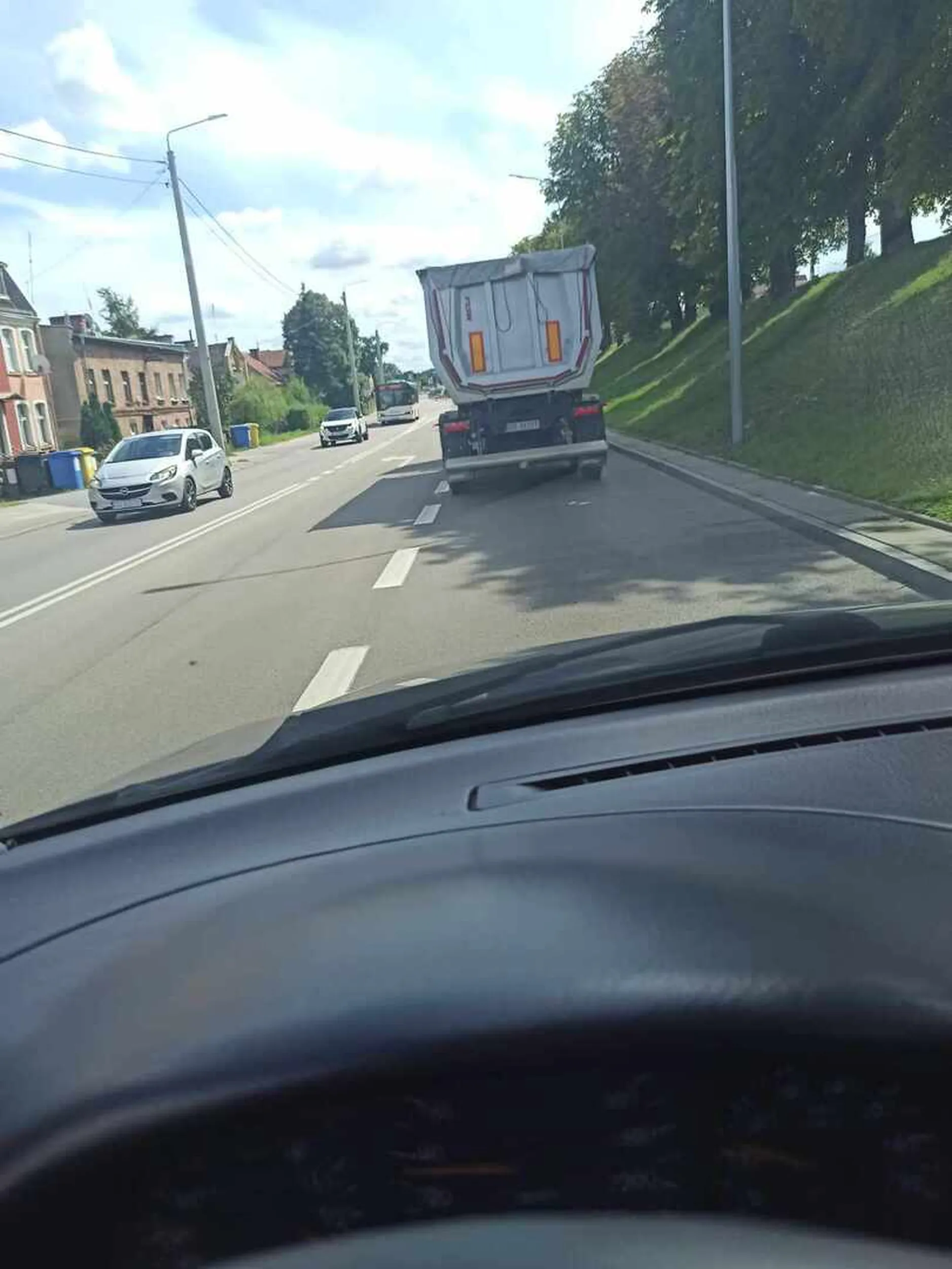 Wyprzedza pasem do lewoskrętu, wymusza wjazd na prawy pas próbując zepchnąć z drogi pojazd pojazd jadący prawidłowo, na koniec pokazuje środkowy palec w lusterku.