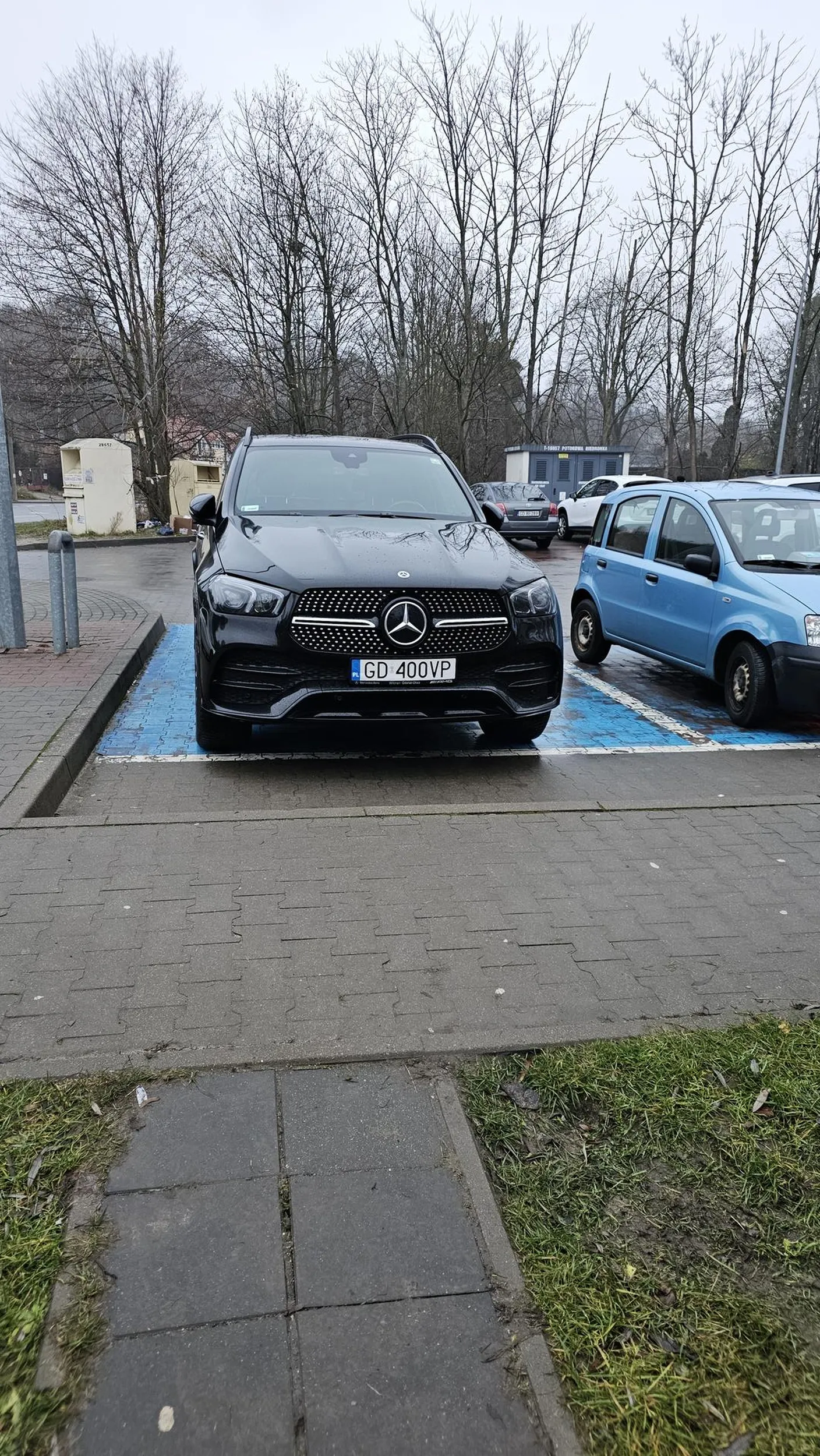 I znowu stoi na miejscu dla niepełnosprawnych. Agresywny.