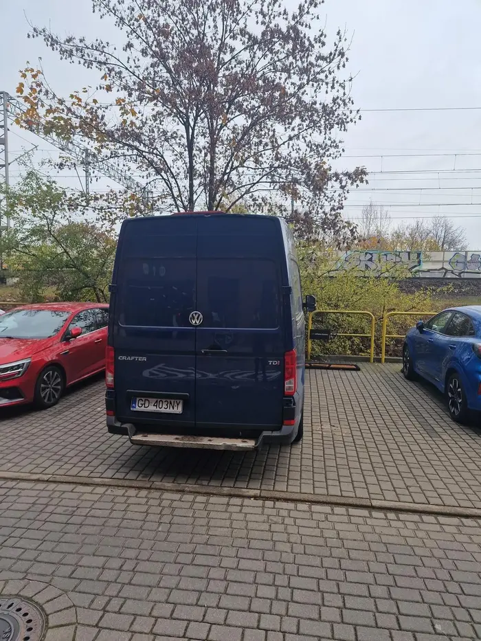 Notorycznie parkuje na miejscach należących do innej firmy blokując pracownikom dostęp. Do tego nie umie parkować, bo nie umie trafić w linie.