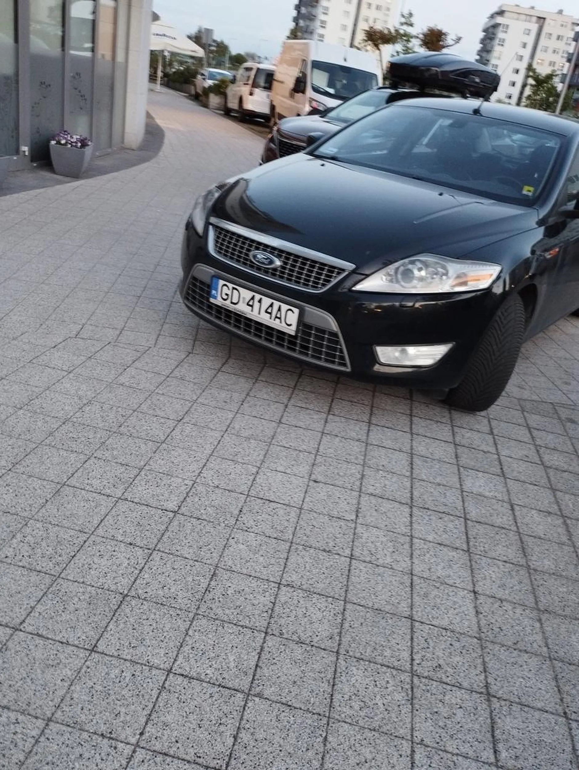 Na klatce trzeba było zaparkować żebyś miał bliżej.