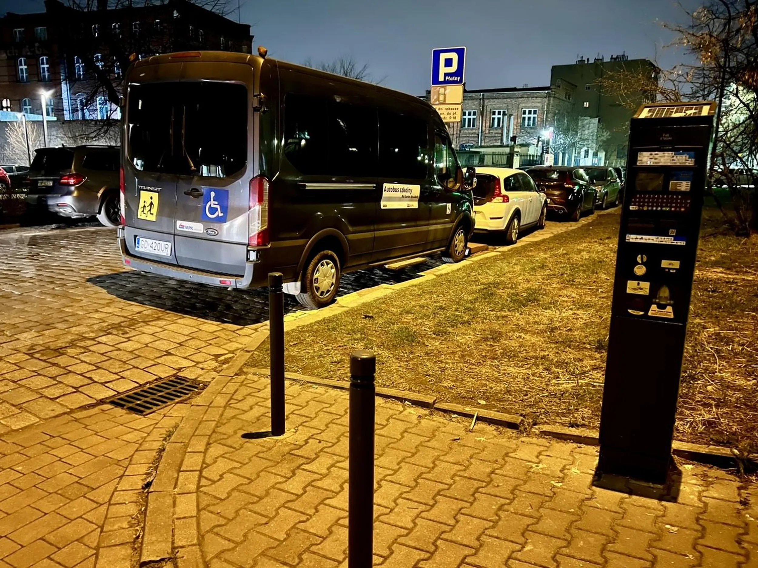 Autobus szkolny oznakowany jako kontraktor MPK Wrocław – piękny przykład dla młodzieży: parkowanie na strefie wyłączonej z ruchu, całkowite przesłonięcie gabarytem widoczności wyjazdu z posesji w miejscu, gdzie niedawno doszło do wypadku z identycznej przyczyny, a na dokładkę unikanie upłat SPP (legalne miejsca tuż obok są płatne). Brak słów…