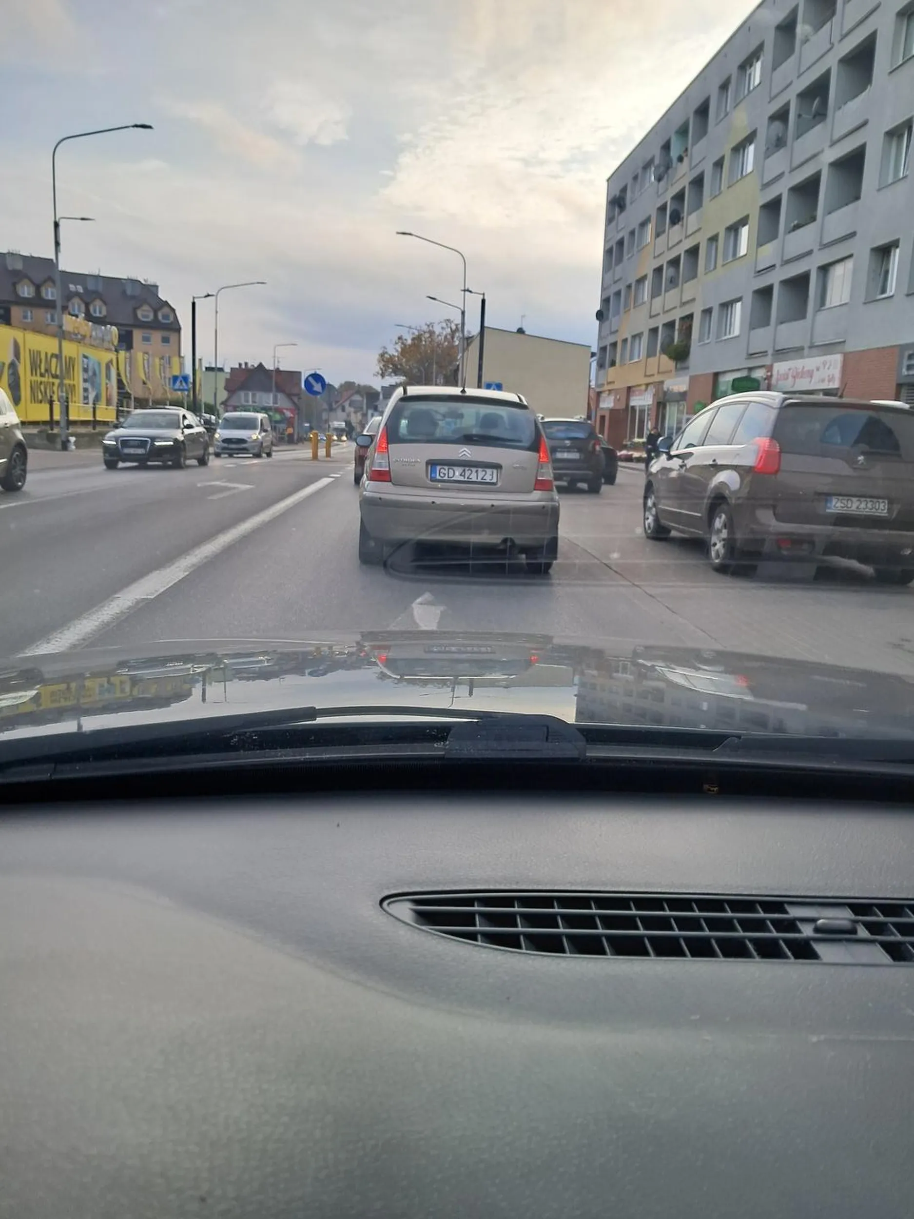 Kierowca wymusza pierwszeństwo w przeciągu 1 minuty wymusił 3 razy innym kierowcą