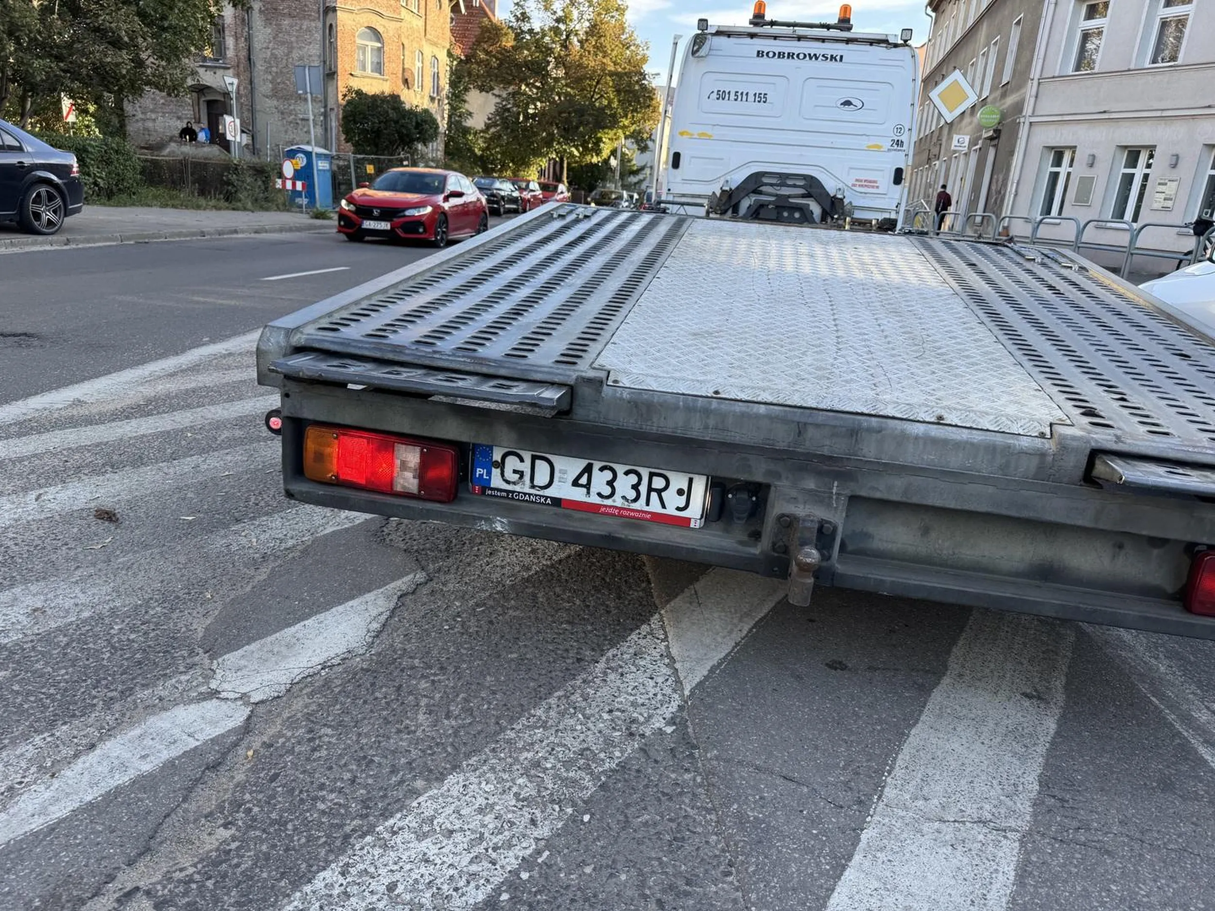 Prawie staranował mi samochod swoja lawetą wykuszając pierwszenstwo. Na zwrócenie uwagi odpowiedział „ch** ci w du**”. Myślałem, że już takich prostaków dawno nie ma