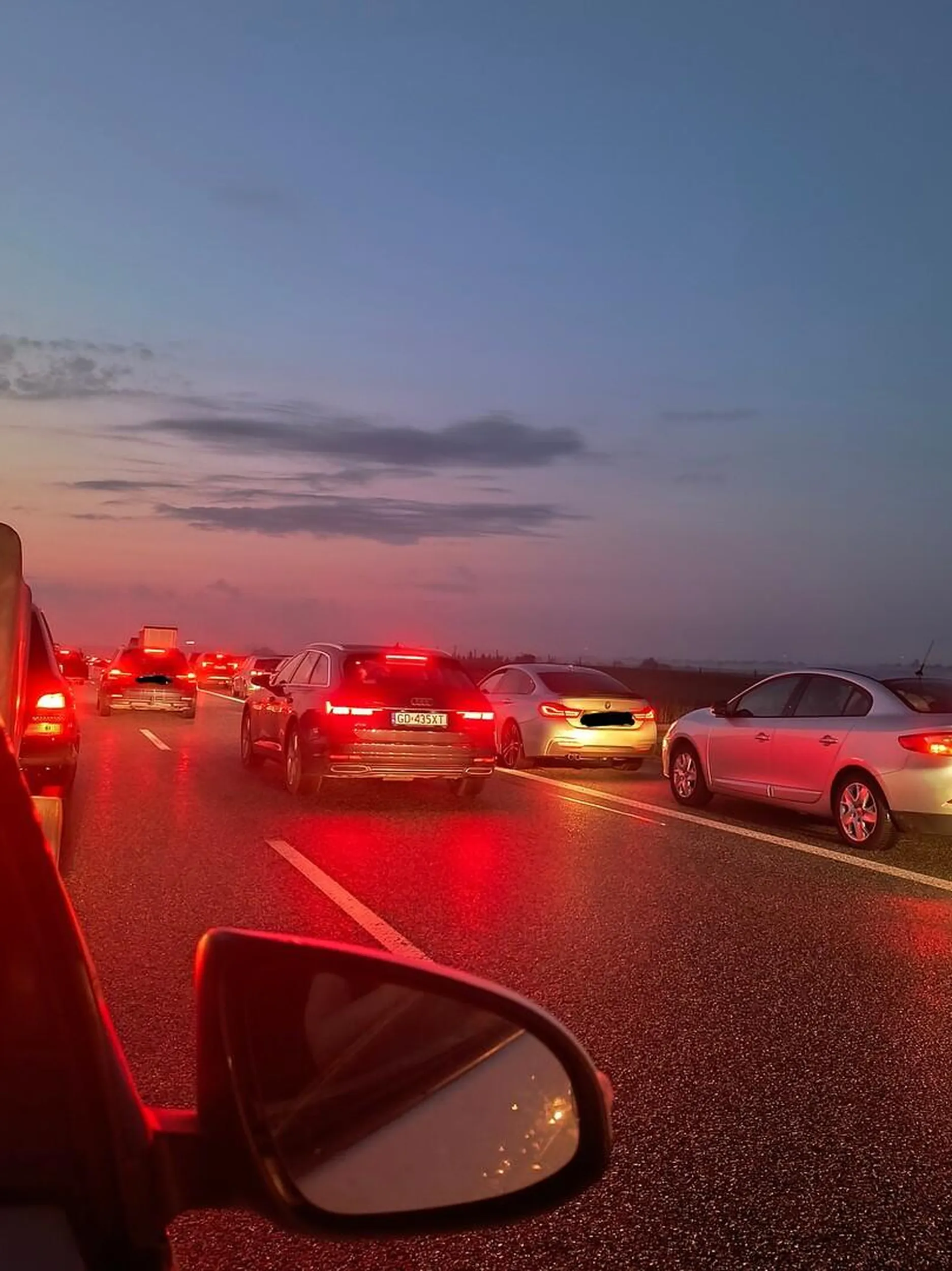 Polecam się doedukować, korytarz życia to nie jest trzeci pas dla takich chamów