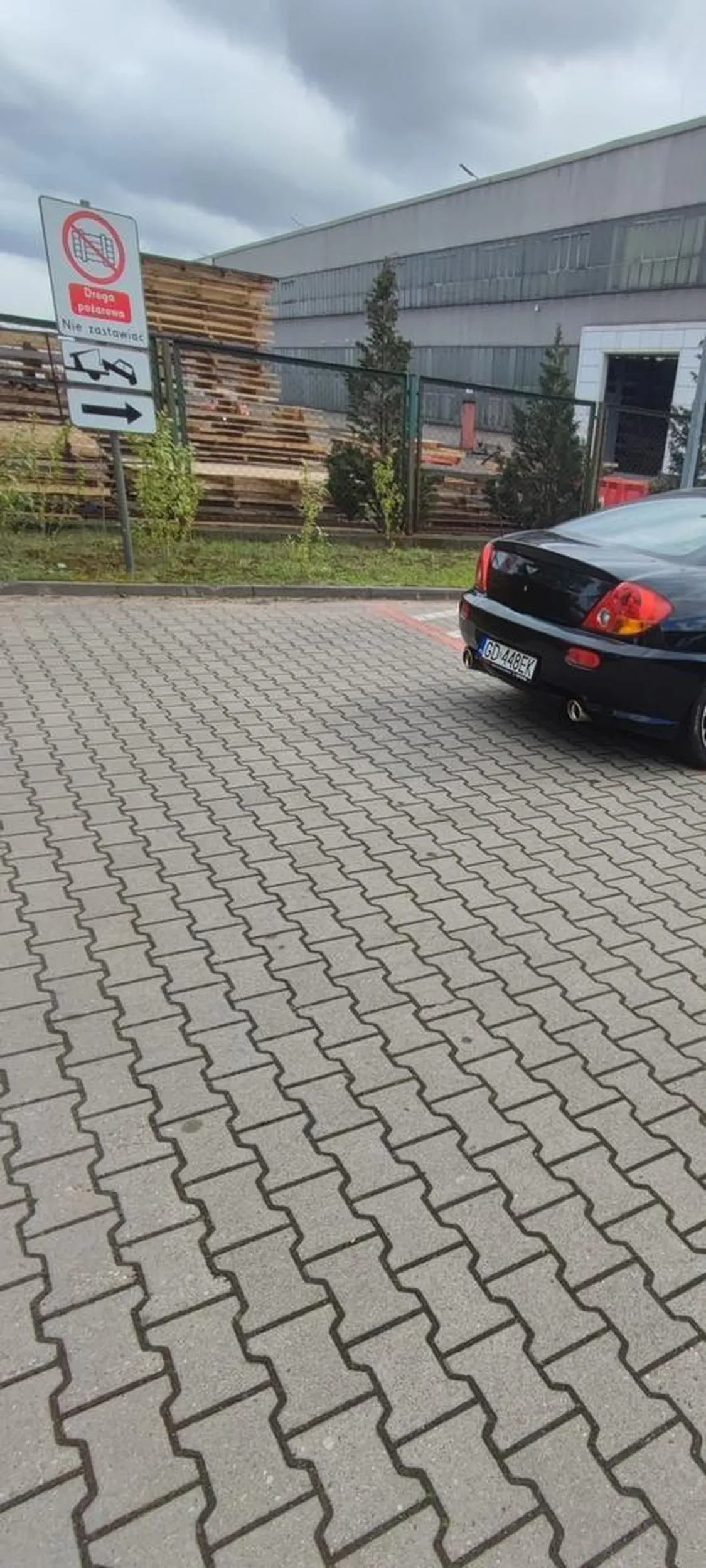 Miejsca parkingowe wolne, ale musze miec do urzedu 2 metry pieszo, a nie 15. Zastawia droge pozarową