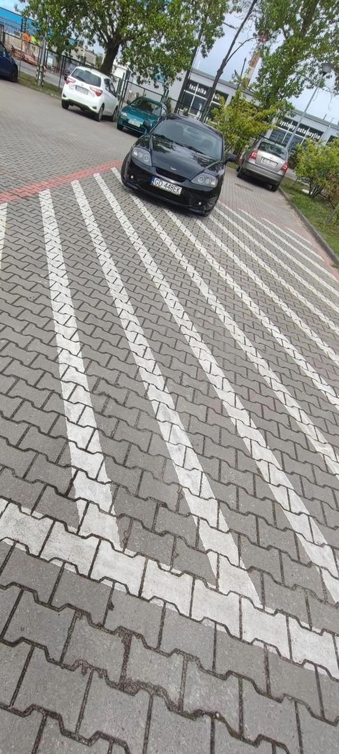 Miejsca parkingowe wolne, ale musze miec do urzedu 2 metry pieszo, a nie 15. Zastawia droge pozarową