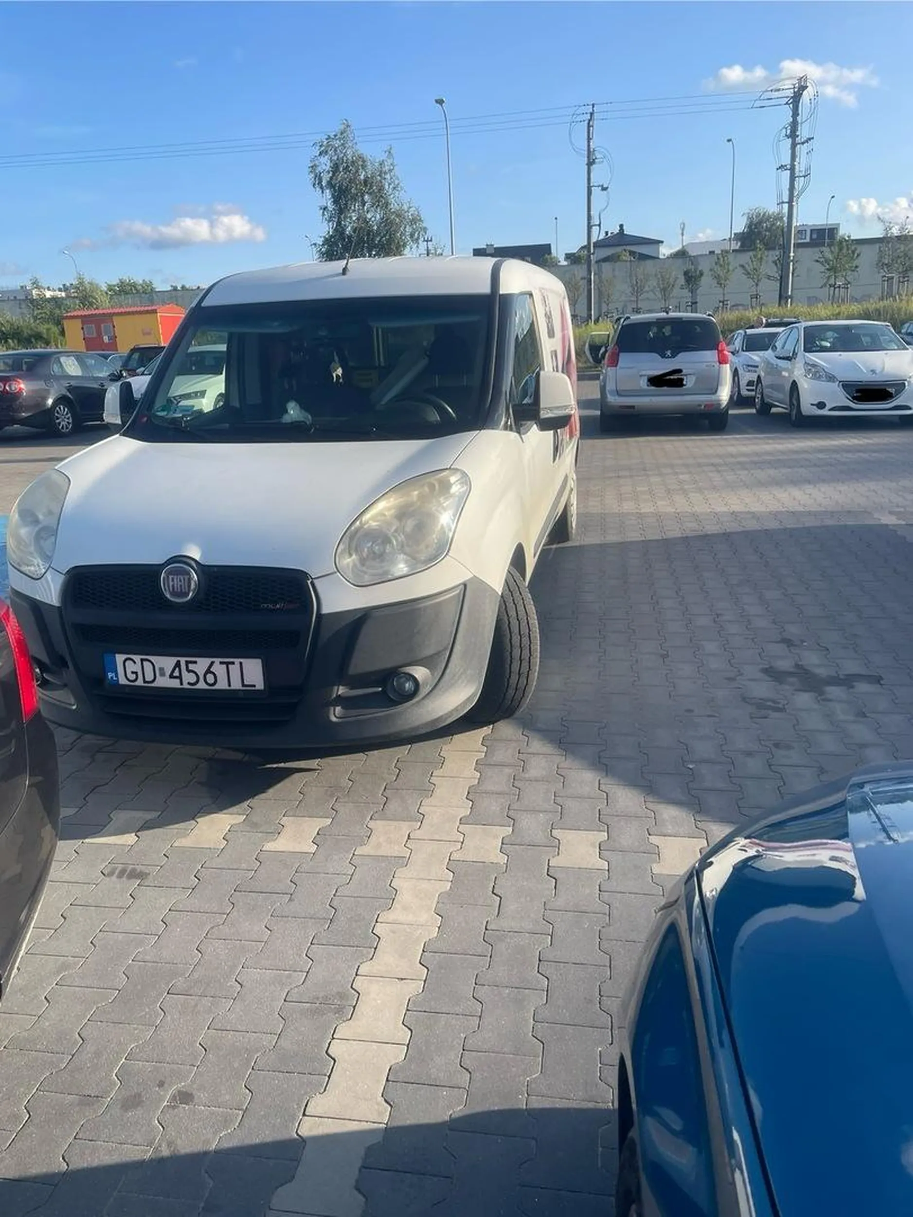 Chciałem zaparkować obok lecz się nie zmieściłem. A wysiadł i oglądał auto stwierdził że jest ok i poszedł na zakupy. Gdańsk ul przytulna 48