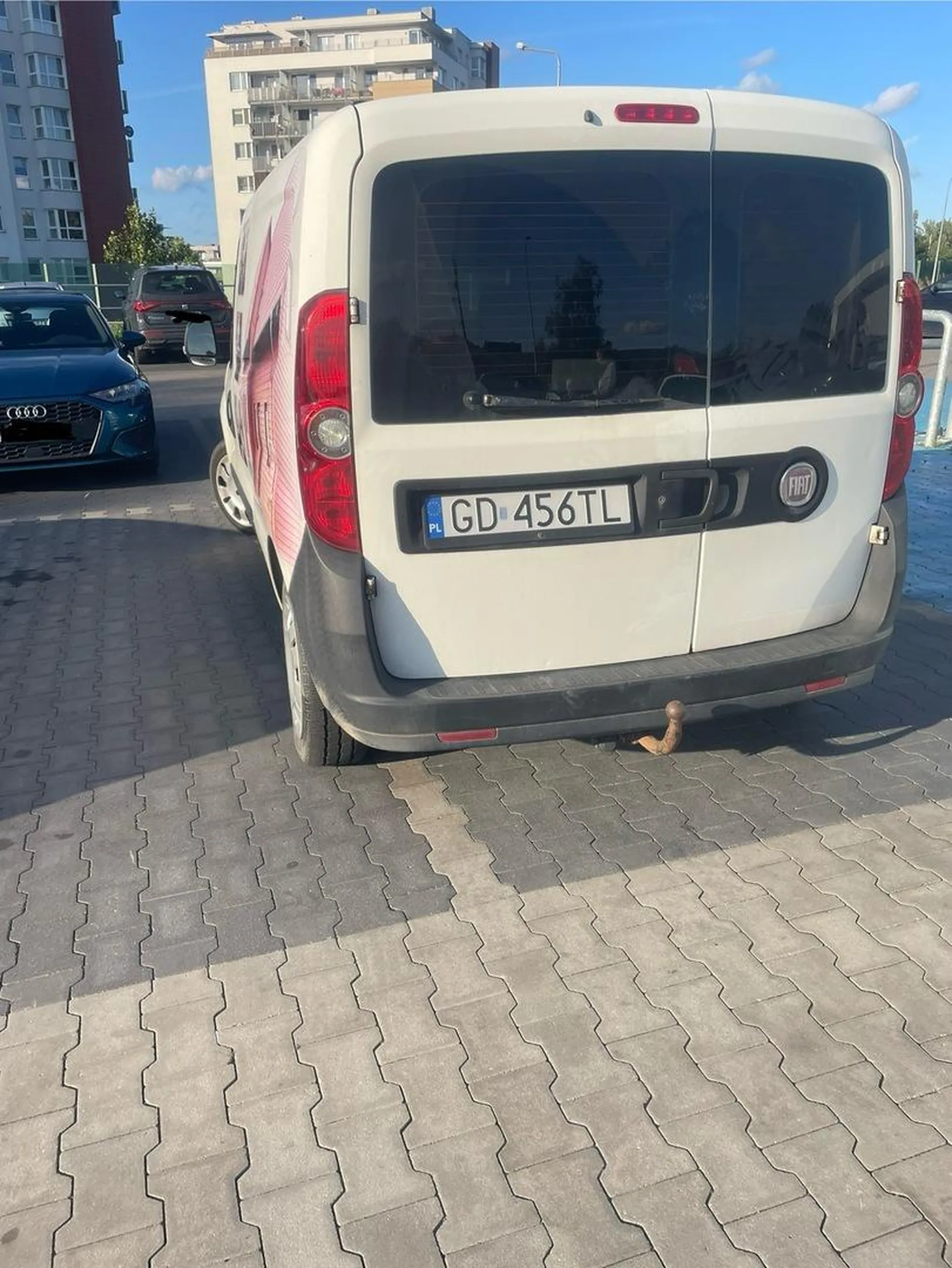 Chciałem zaparkować obok lecz się nie zmieściłem. A wysiadł i oglądał auto stwierdził że jest ok i poszedł na zakupy. Gdańsk ul przytulna 48