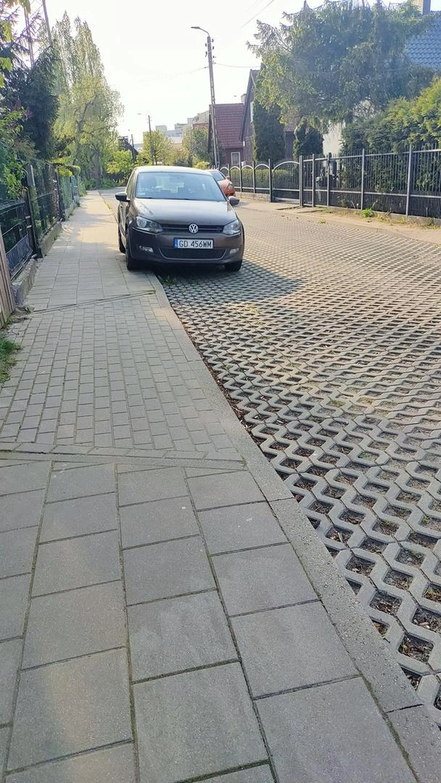 Regularnie parkuje na wąskim chodniku