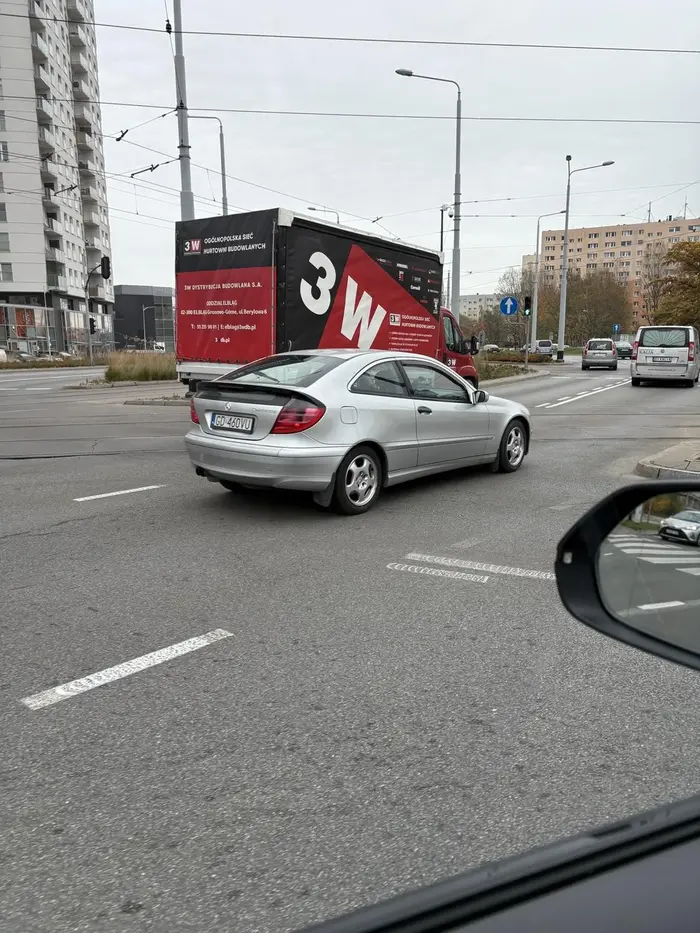 dziad przejezdza 3-4 sek po zapaleniu czerwonego światła na sygnalizatorzw w dzielnicy Morena w Gdańsku i nie interesuje go czy nikogo nie potrąci na pasach