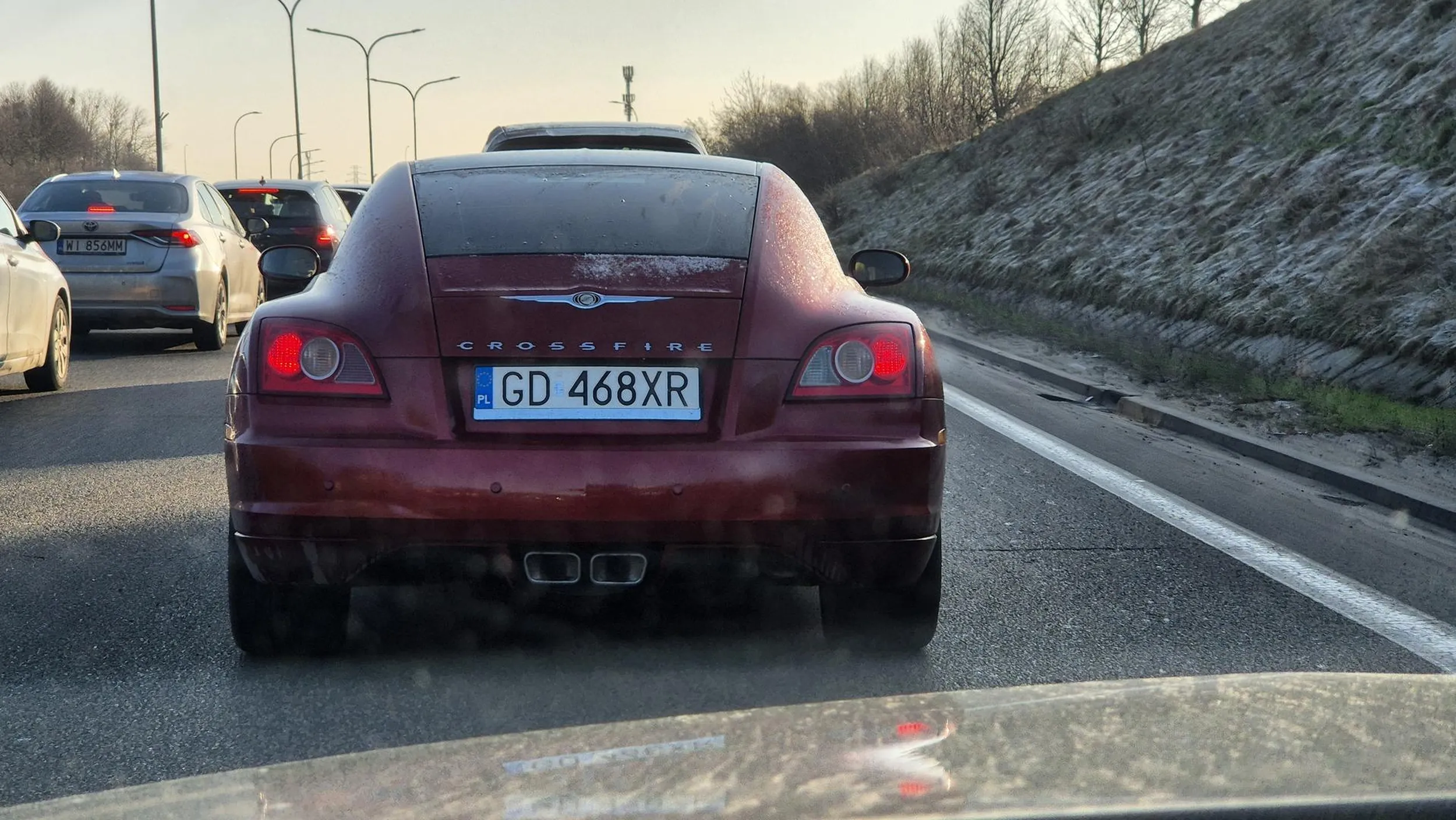 Polecam Pani powtórkę kursu prawa jazdy i przepisów ruchu drogowego! Przy jeździe na suwak auta na końcu pasa zanikającego wjeżdżają naprzemiennie! Także wpychanie się na siłę jako drugie auto komuś przed maskę już z pobocza (pas się skończył) nie jest zgodne z przepisami. Nagranie sytuacji zostanie wysłane na policję. Pozdrawiam.