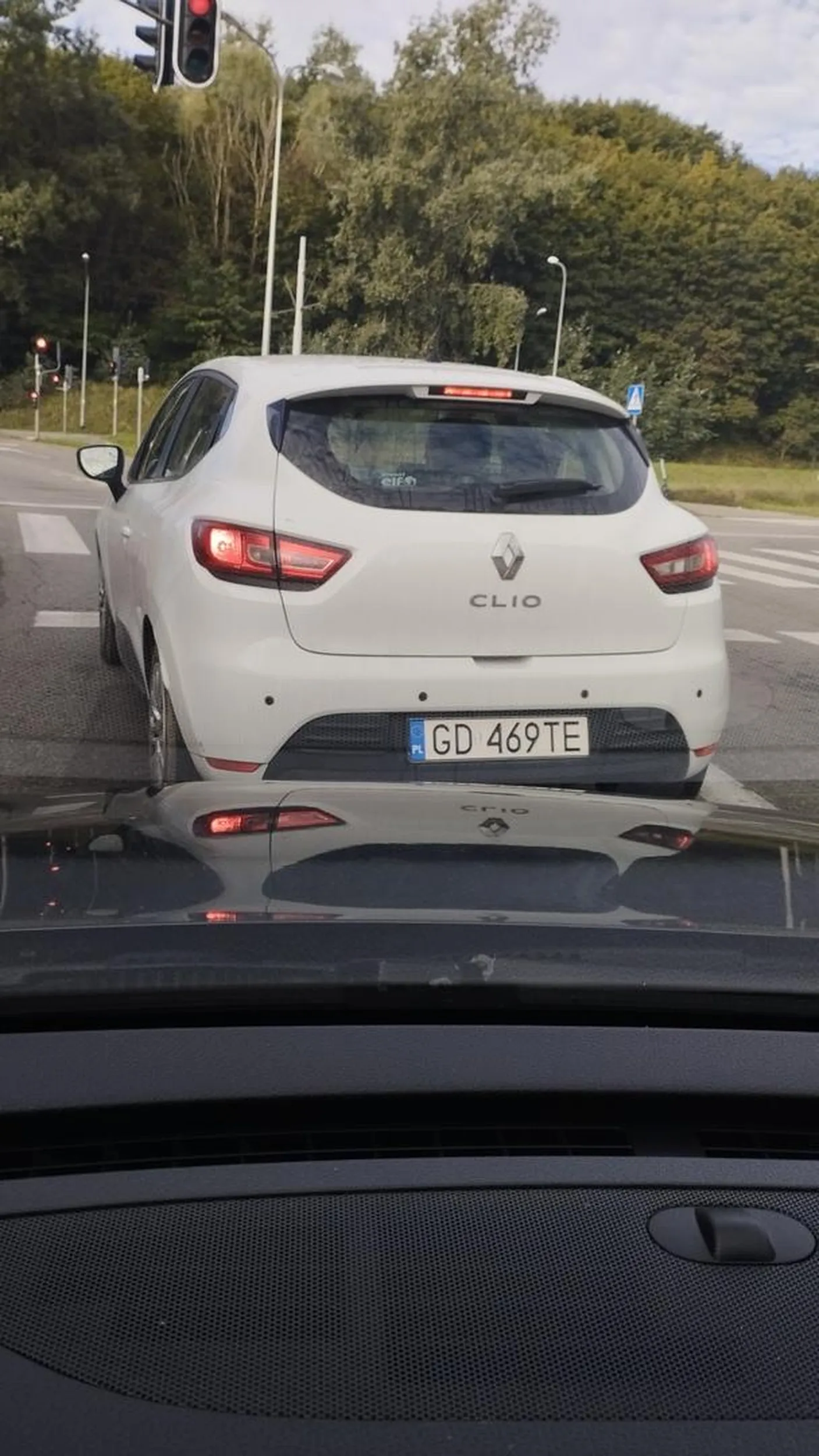 Zajeżdża, spycha z drogi auto z dzieckiem w środku. Po wszystkim nic sobie z tego nie robił. Opona uszkodzona przed zepchnięcie mnie w krawężnik.