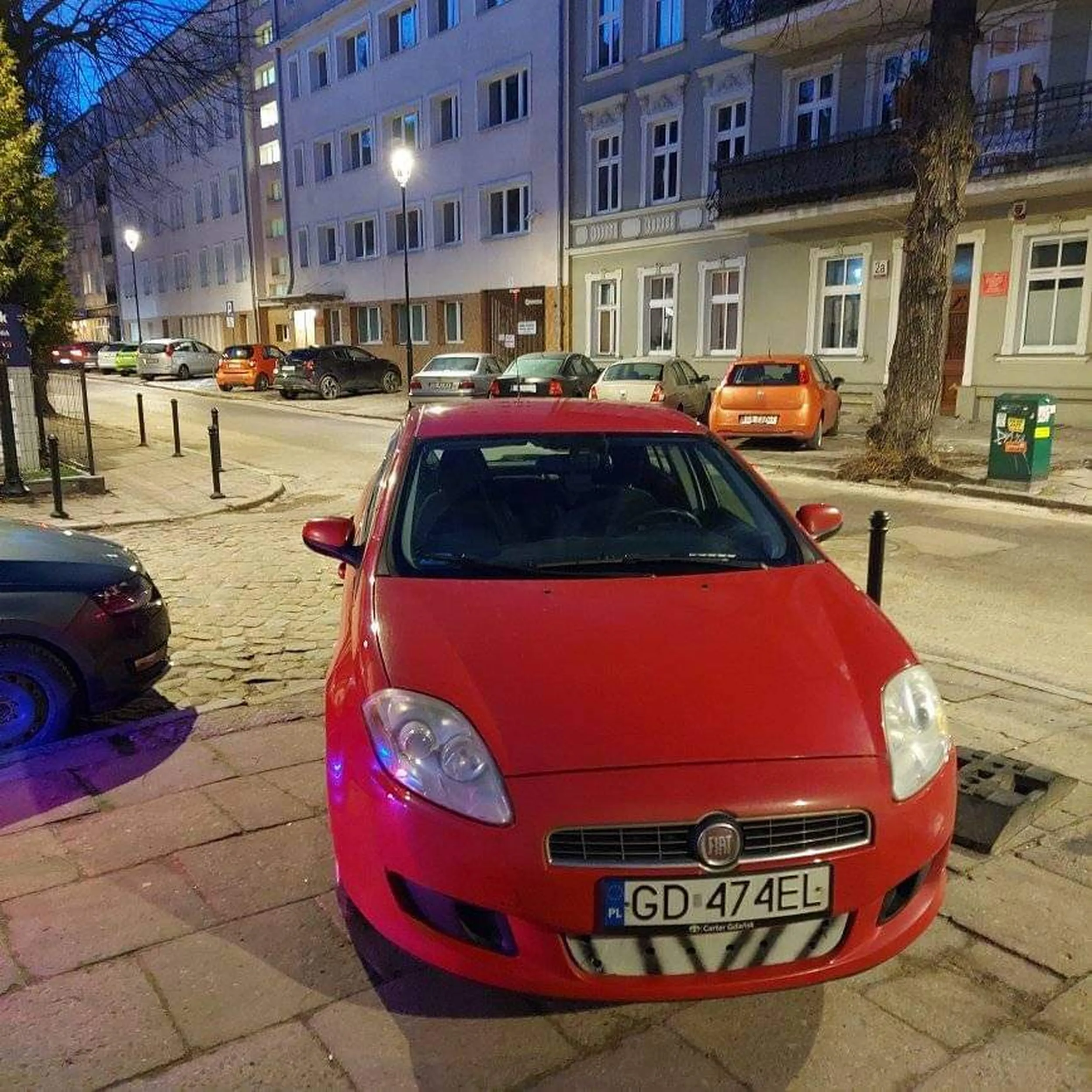 Baran na ulicy Danusi, który ma gdzieś prawo, słupki i przedewszystkim pieszych i niepełnosprawnych!