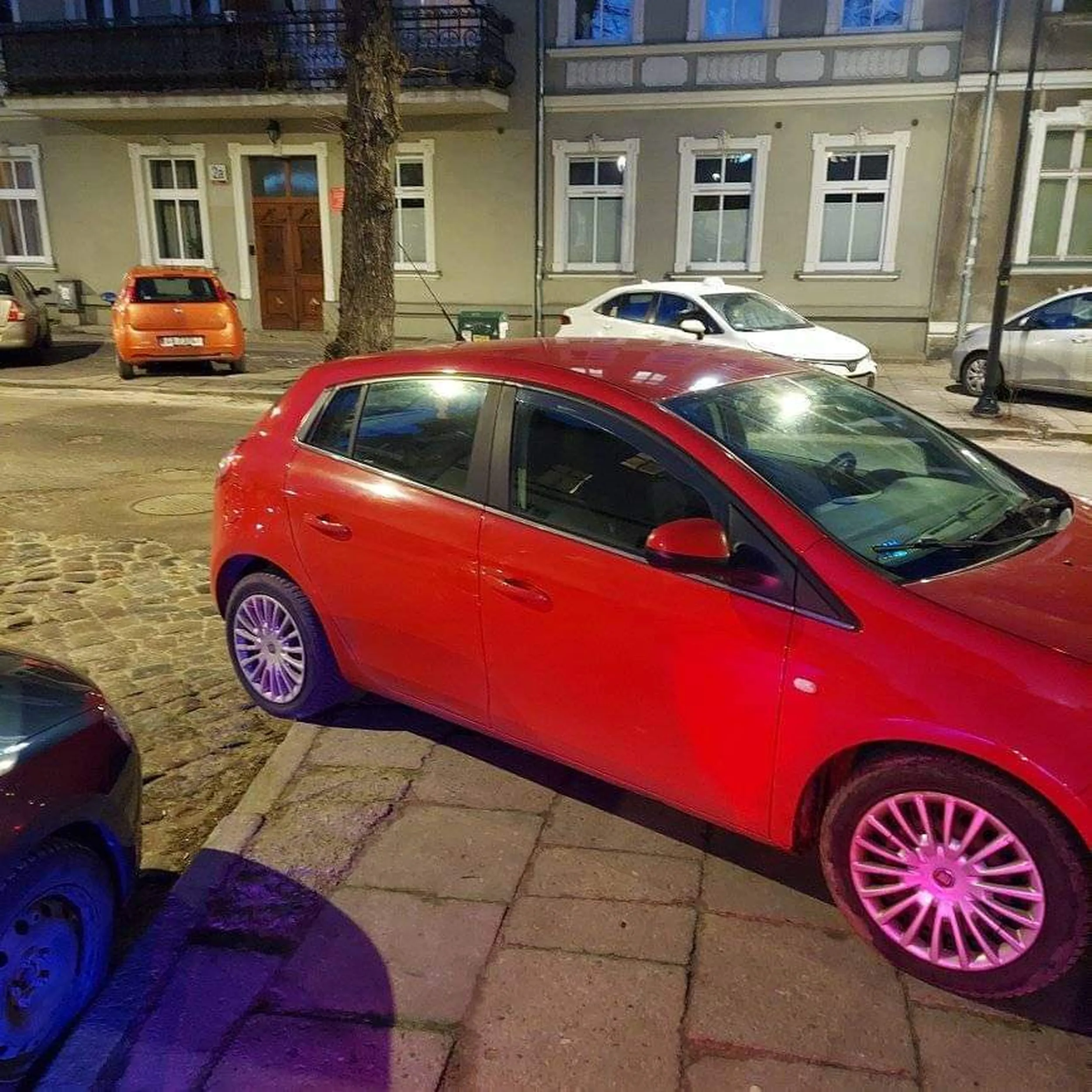 Baran na ulicy Danusi, który ma gdzieś prawo, słupki i przedewszystkim pieszych i niepełnosprawnych!