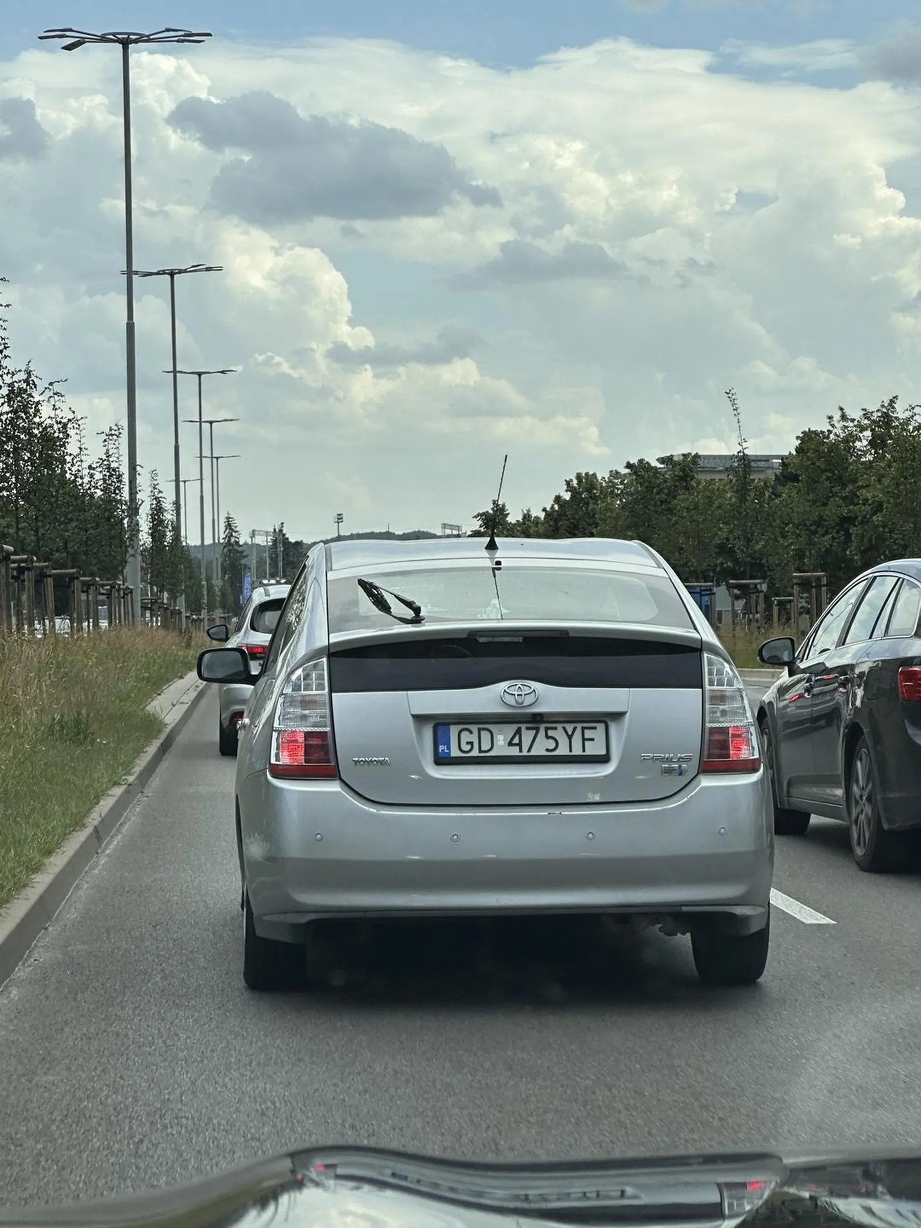 Facet wyjeżdża na drogę z pierwszeństwem, nie zachowując żadnych norm bezpieczeństwa a w dodatku ma dziecko z przodu na fotelu pasażera . Po strąbieniu, sam trąbi ale przed siebie jak oszalaly
