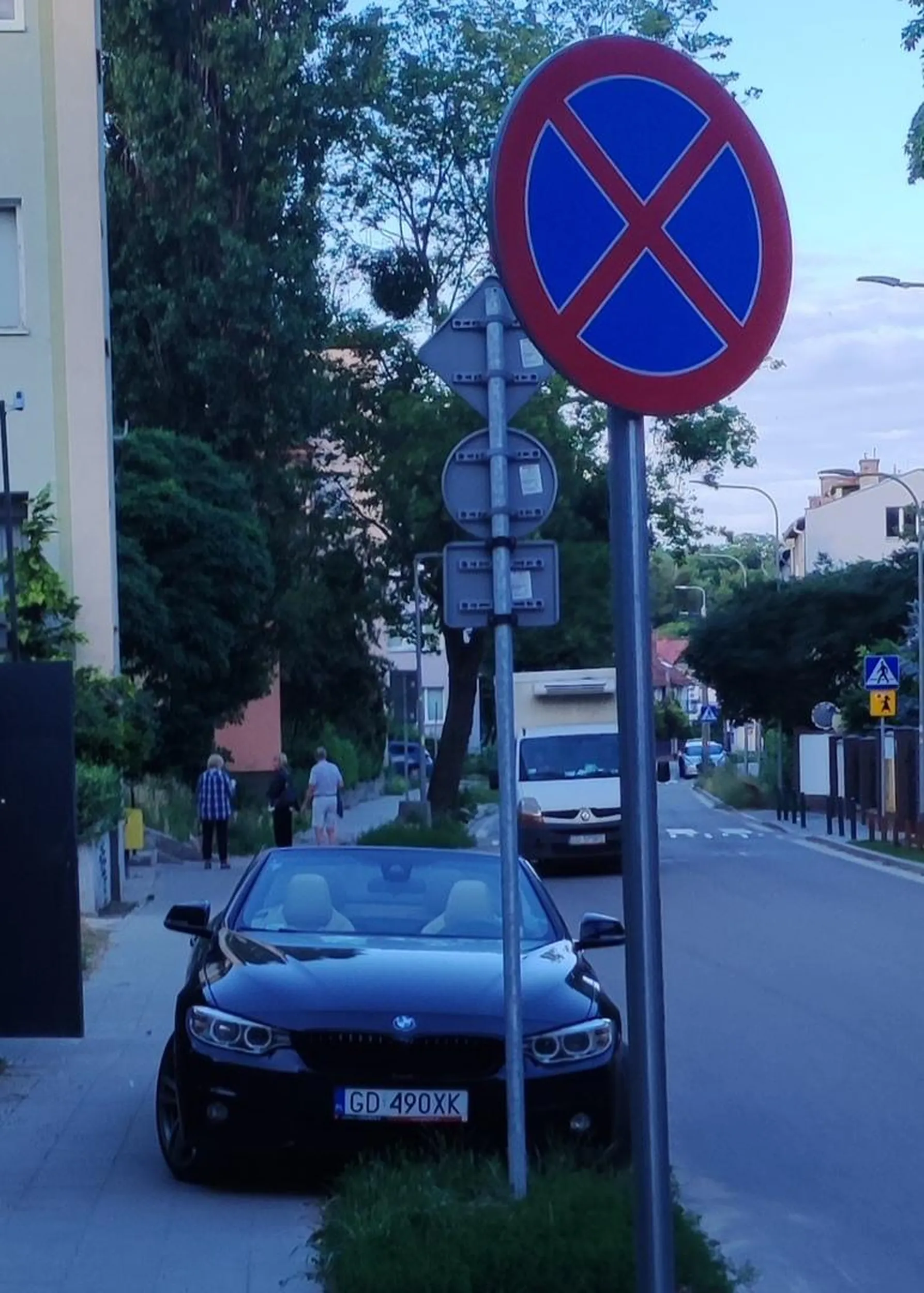 Kierownica nie dostosował się do znaku Znak B-36 (Zakaz zatrzymywania się), stanął w niedozwolonym miejscu przekraczając linię ciągłą dodatkowo niszcząc teren zielony.