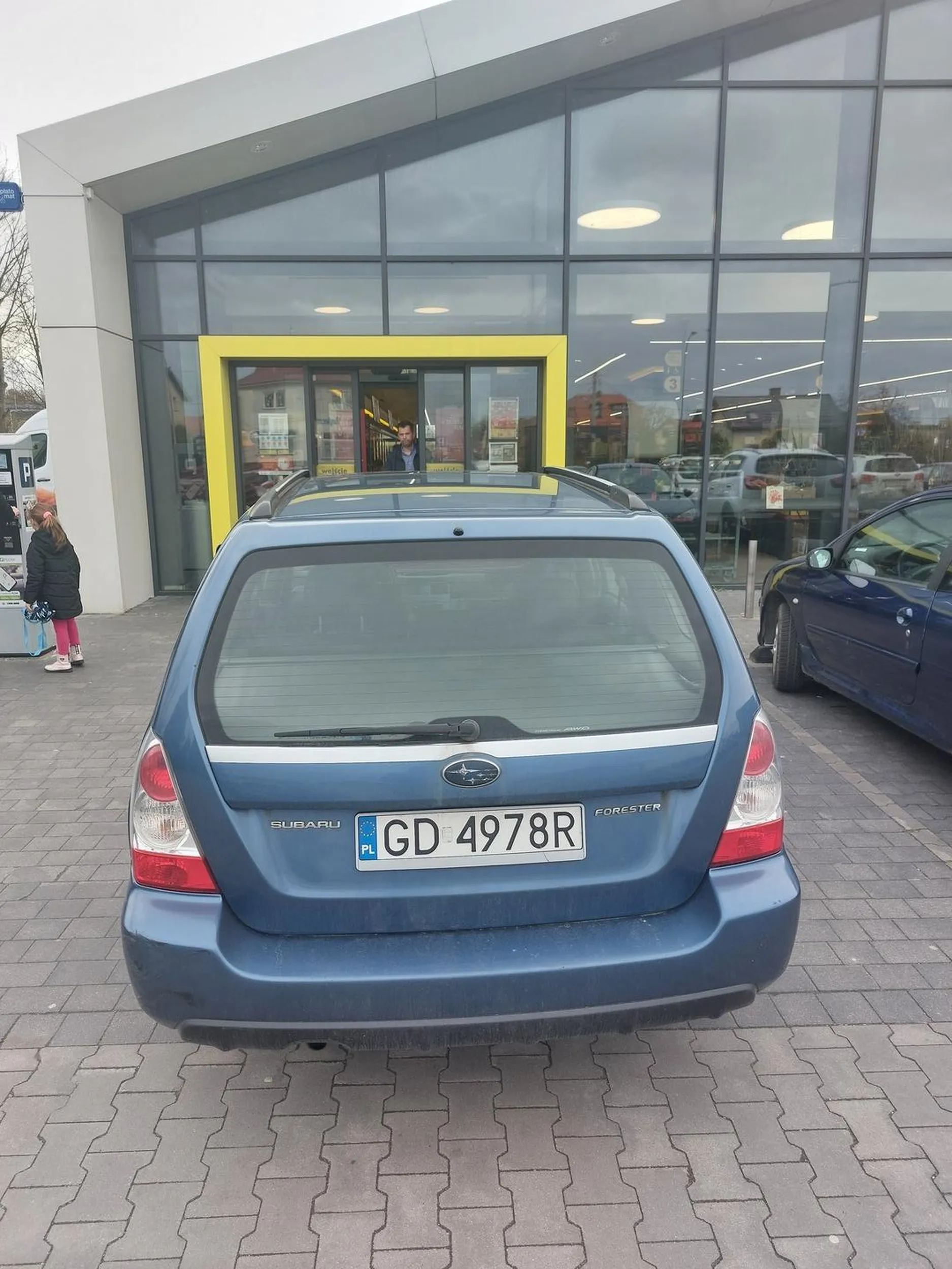 Jakby się dało wjechać do Biedronki to zapewne by Pani wjechała. Na około oczywiście pełno wolnych miejsc na parkingu.