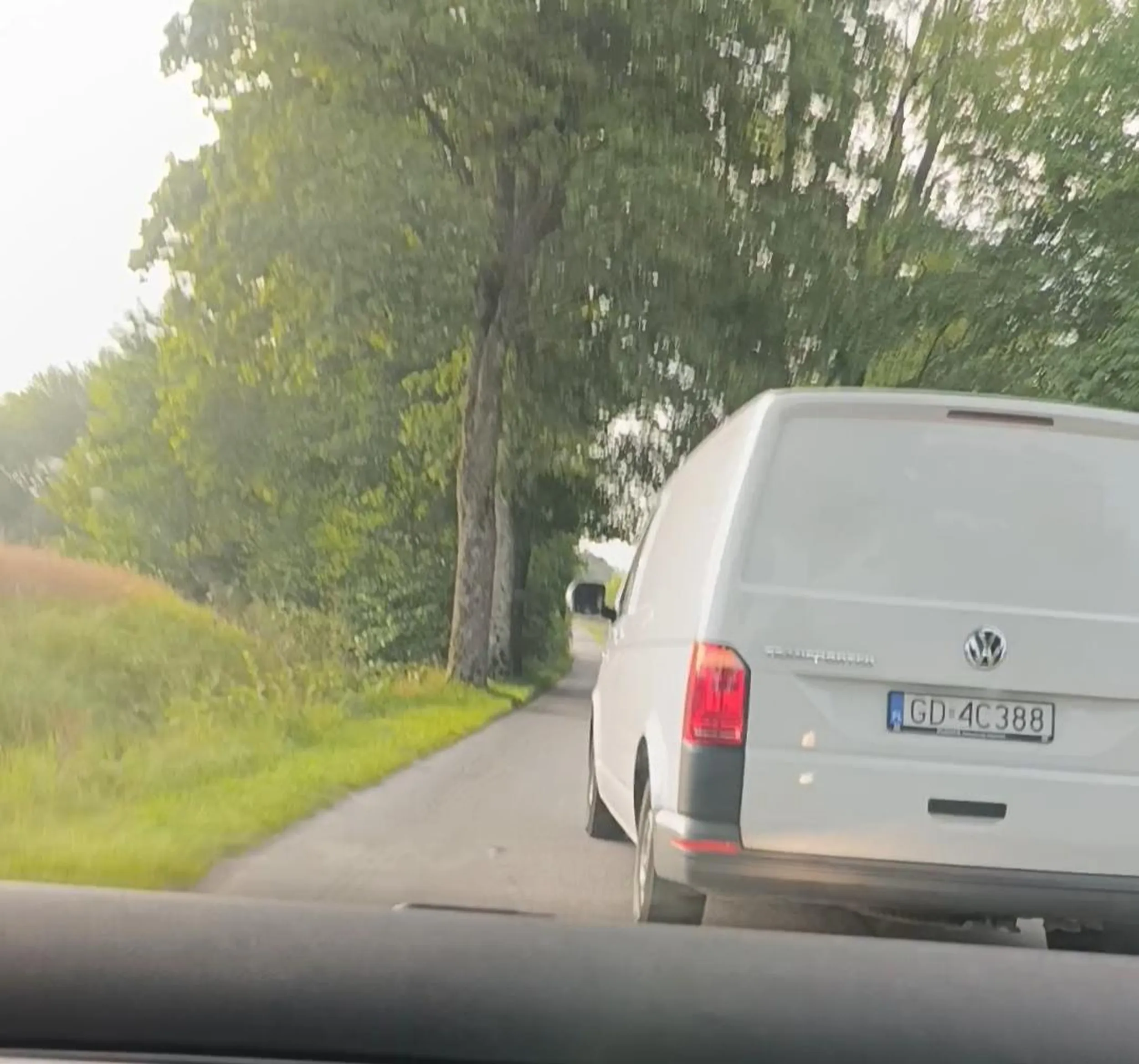 Nie patrzy w lusterka, zaczyna wyprzedzać, gdy sam jest wyprzedzany przez inny pojazd, powodując w ten sposób poważne zagrożenie...