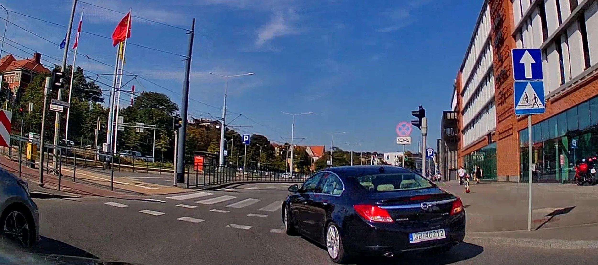 ślepy ignorant, przejeżdża na czerwonym i wymusza pierwszeństwo. ledwo uniknąłem wypadku