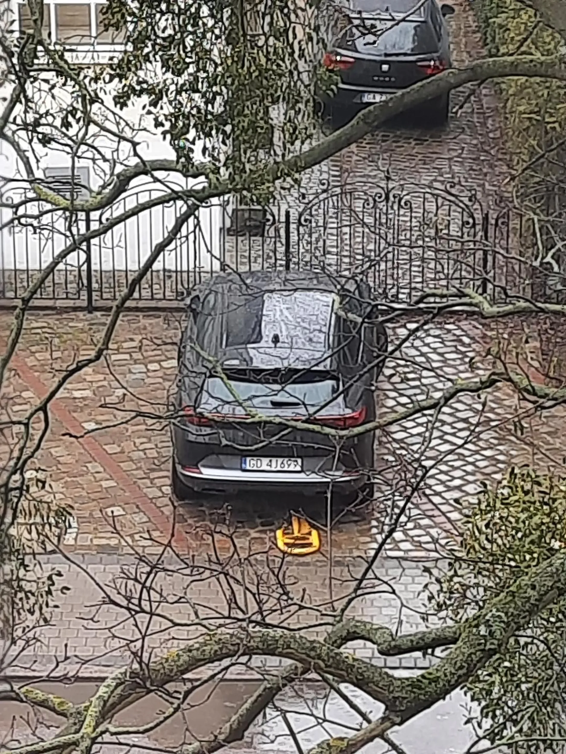 Kierowca nie potrafi parkować, albo myśli że jak ma suwa to Boga za nogi złapał i może zajmować 2 miejsca parkingowe tą swoją krową.