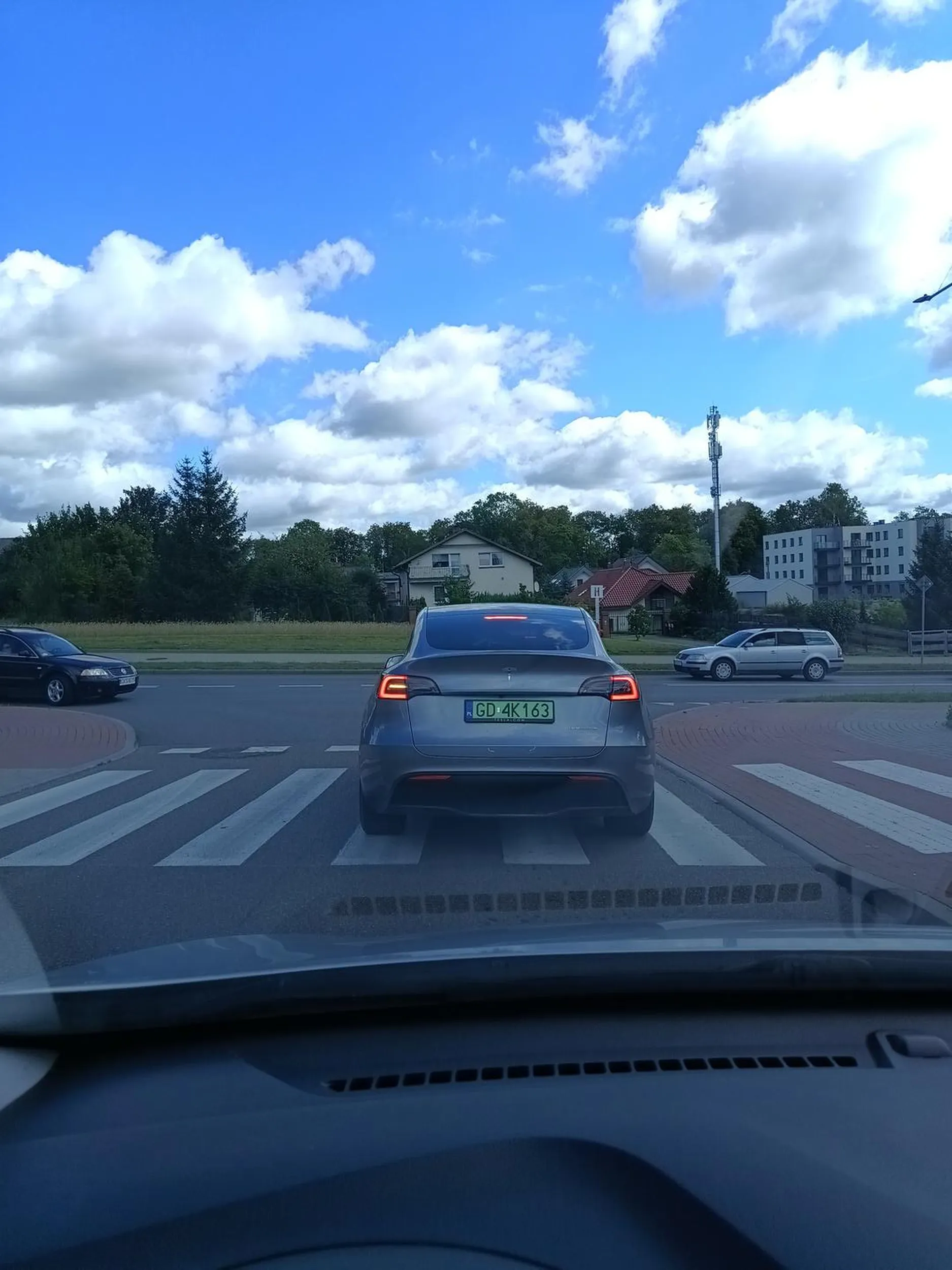 Po co wyprzedzasz na czołówkę przed przejściem dla pieszych? I gdzie Ci się tak spieszyło? Na Mickiewicza do Lidla po banany w promocji? Ps. Piesi też podobno mają pierwszeństwo w tym kraju, no ale przecież już ustaliliśmy że się śpieszyłeś do Lidla. Życzę szybkiego zdobywania punktów to będzie jednego barana na drodze mniej