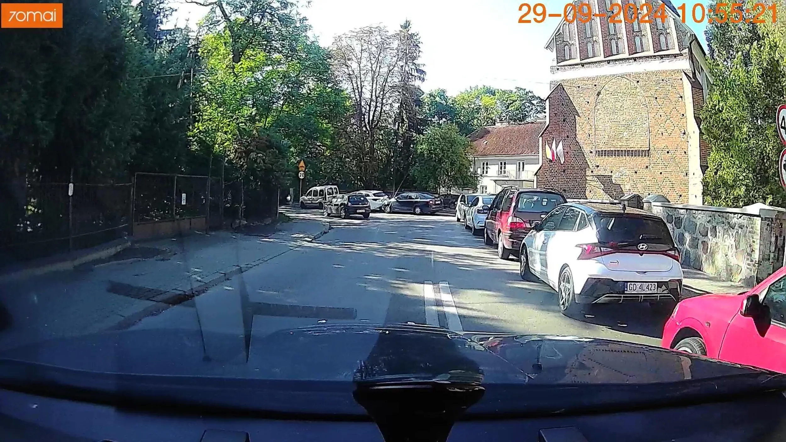 Przyjedzie na odpust do kościółka i kilka tandetnych świecidełek sprawia, że zapomina, co to podwójna ciągła.