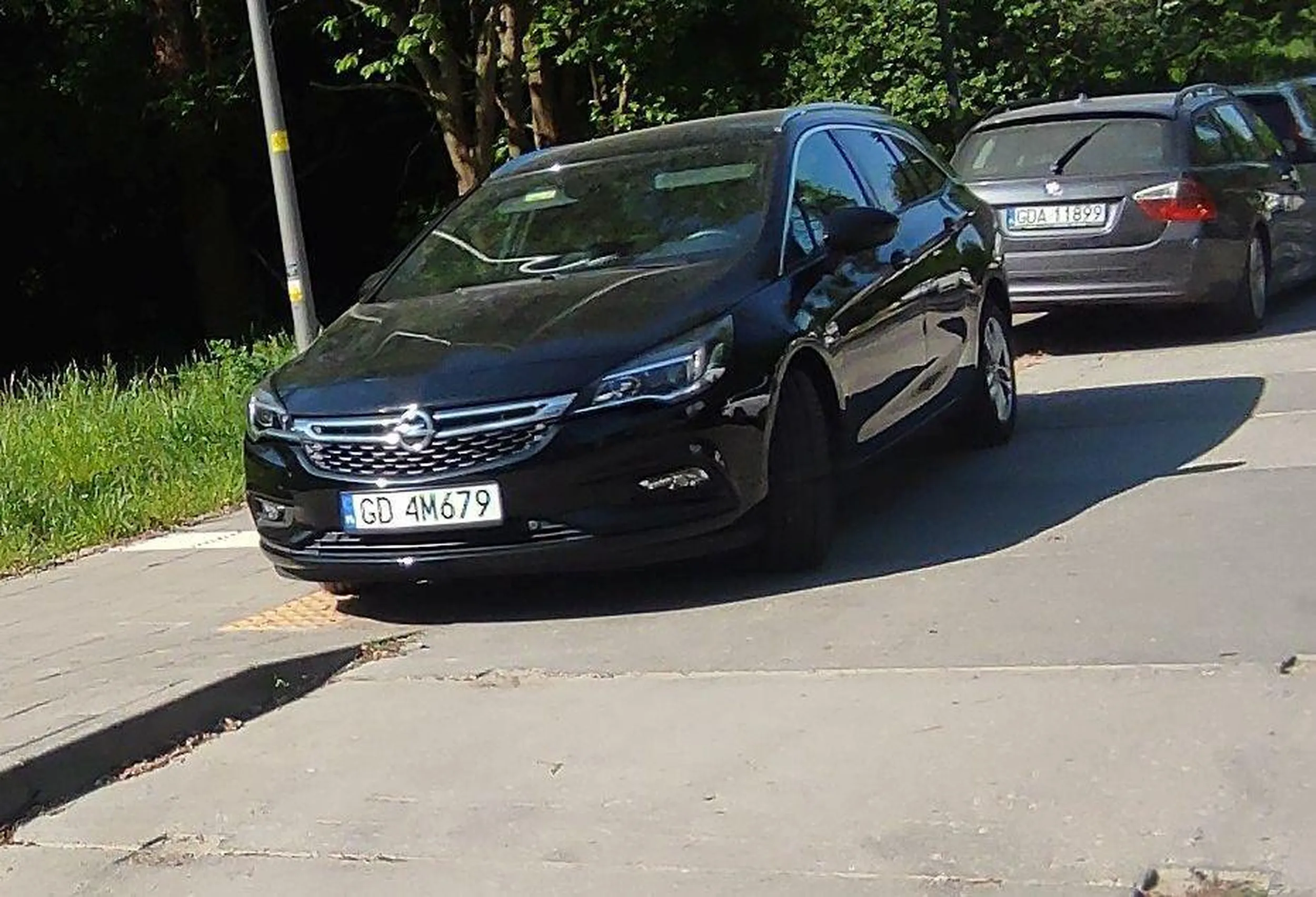 Czyś to nie jest sugerowane miejsce przejścia przez drogę dla osób ociemniałych? Nie ma pasów bo to strefa 30kmh.